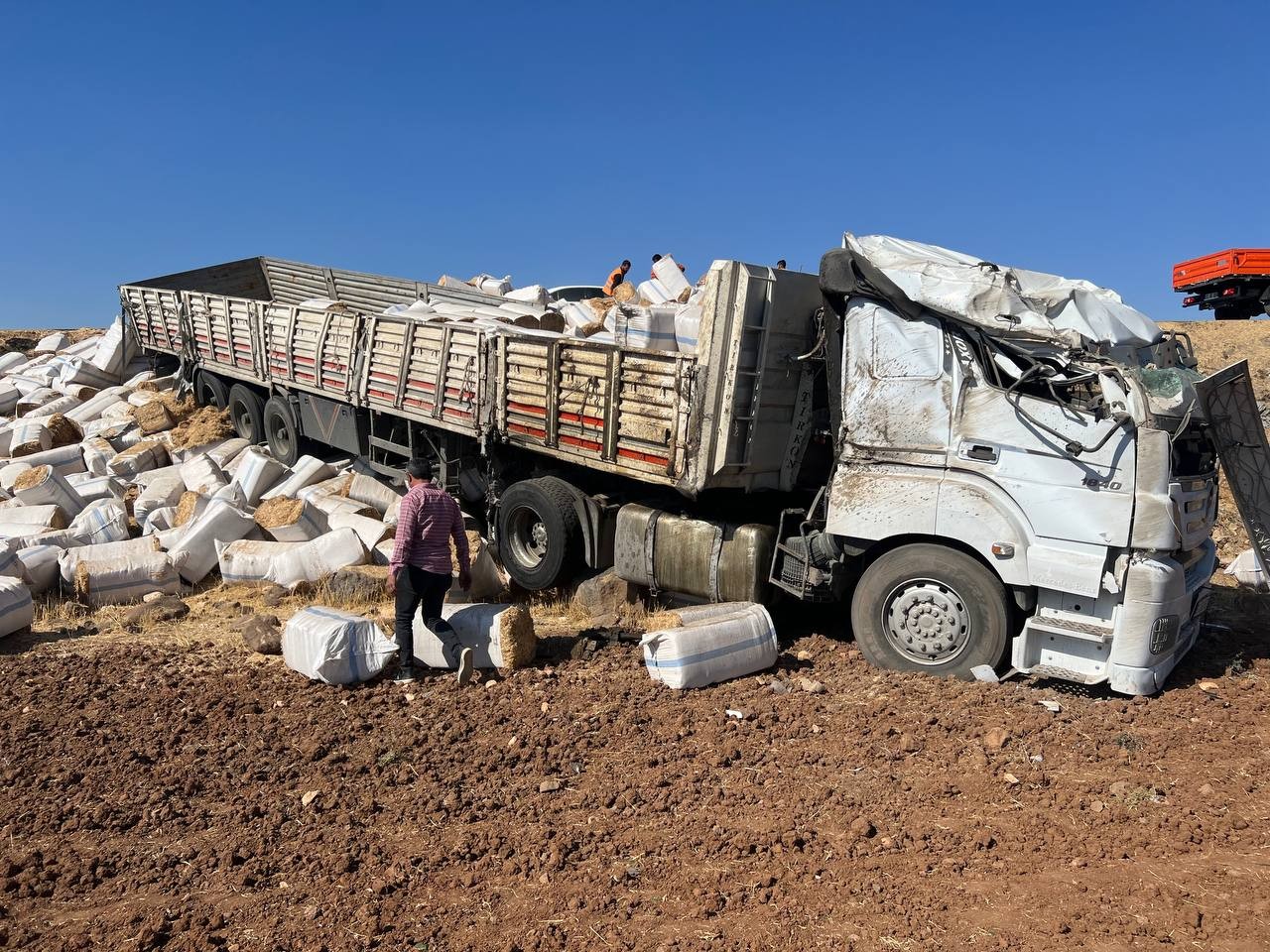 Şanlıurfa'da saman yüklü tır devrildi: 1 yaralı