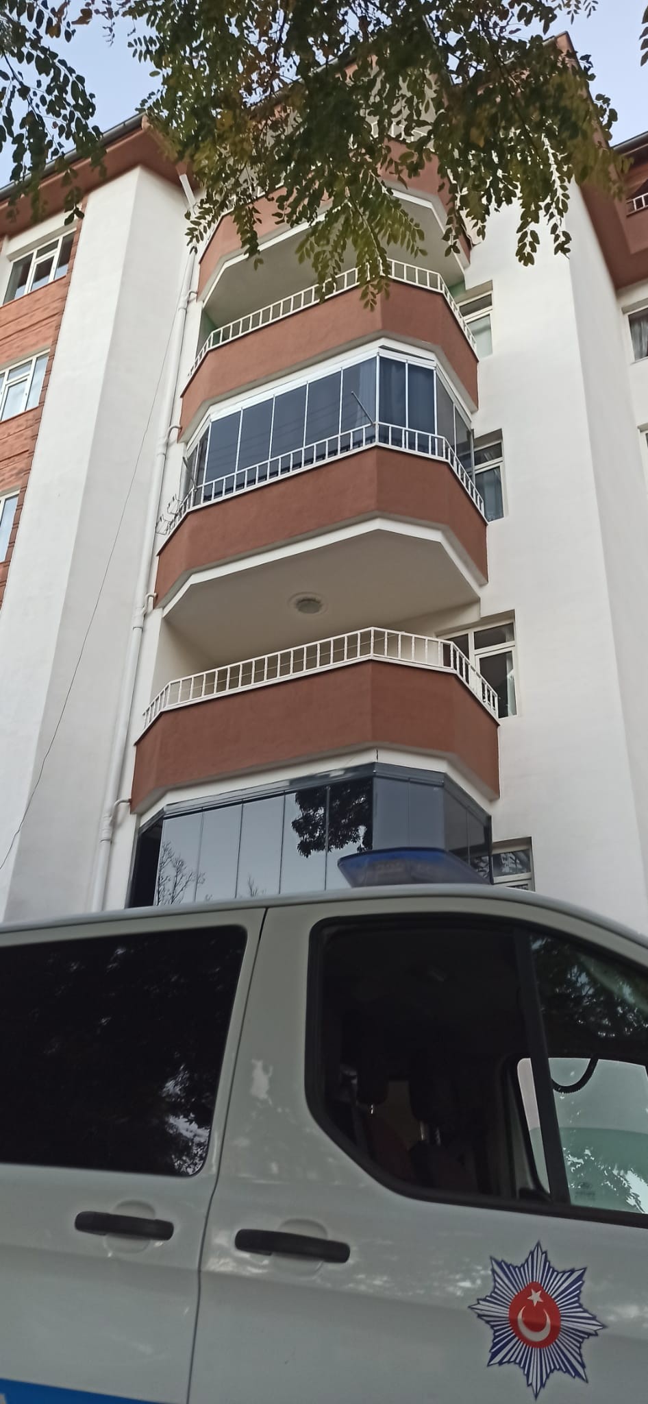 Balkondan düşen genç hayatını kaybetti