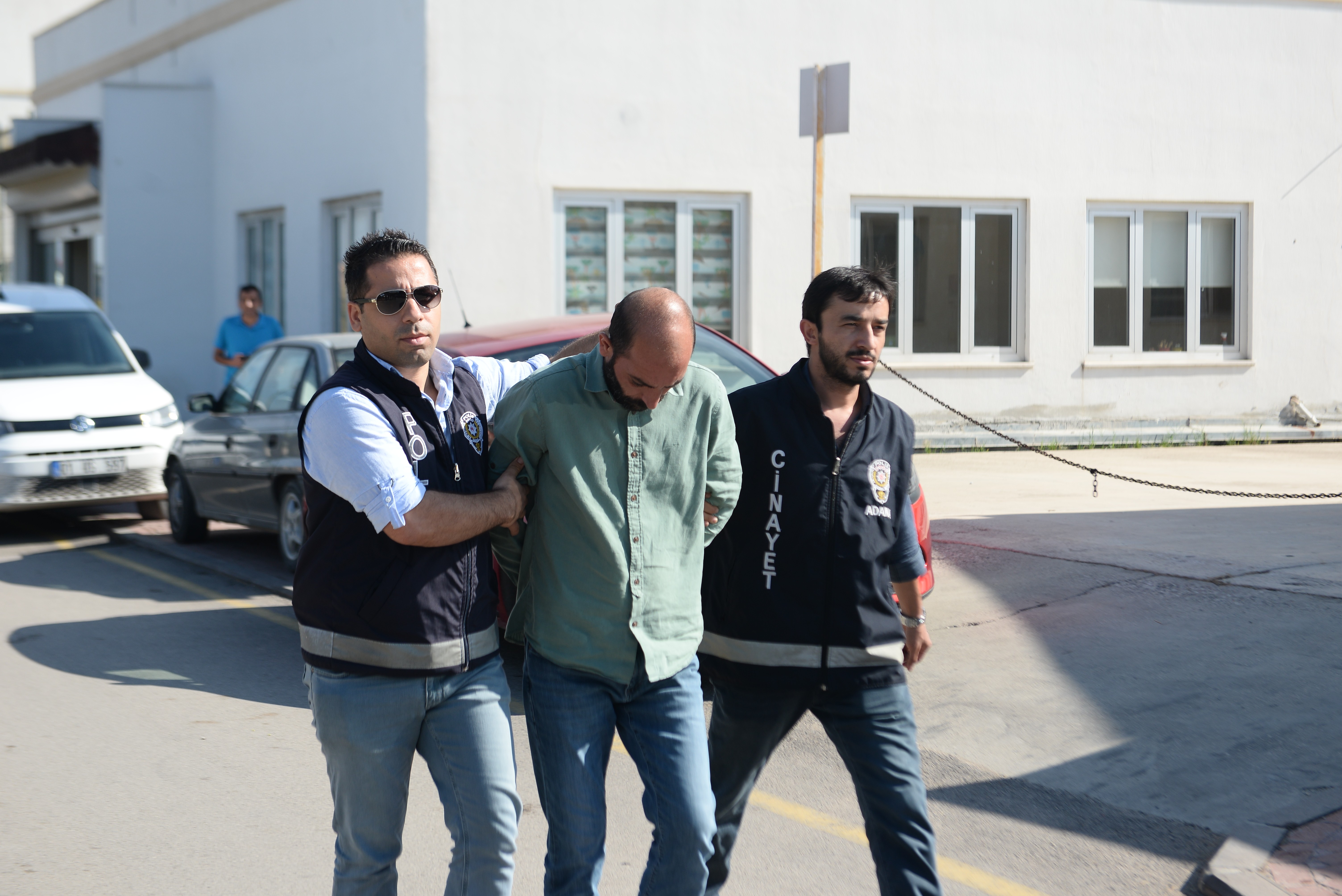 Otomobili uzun namlulu silahla tarayan zanlılar polisten kaçamadı