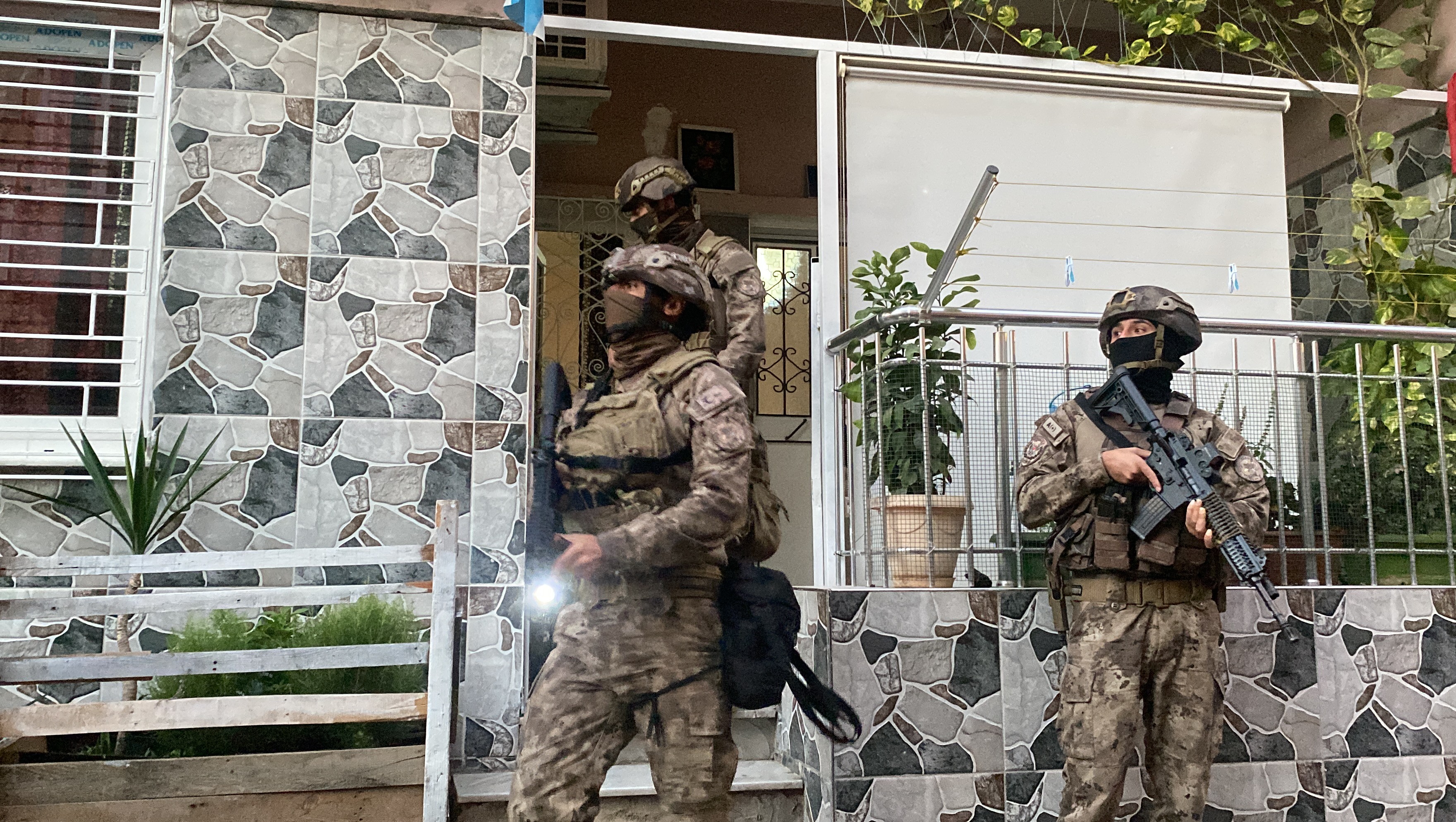 PKK ve DEAŞ'a şafak operasyonu: 15 gözaltı