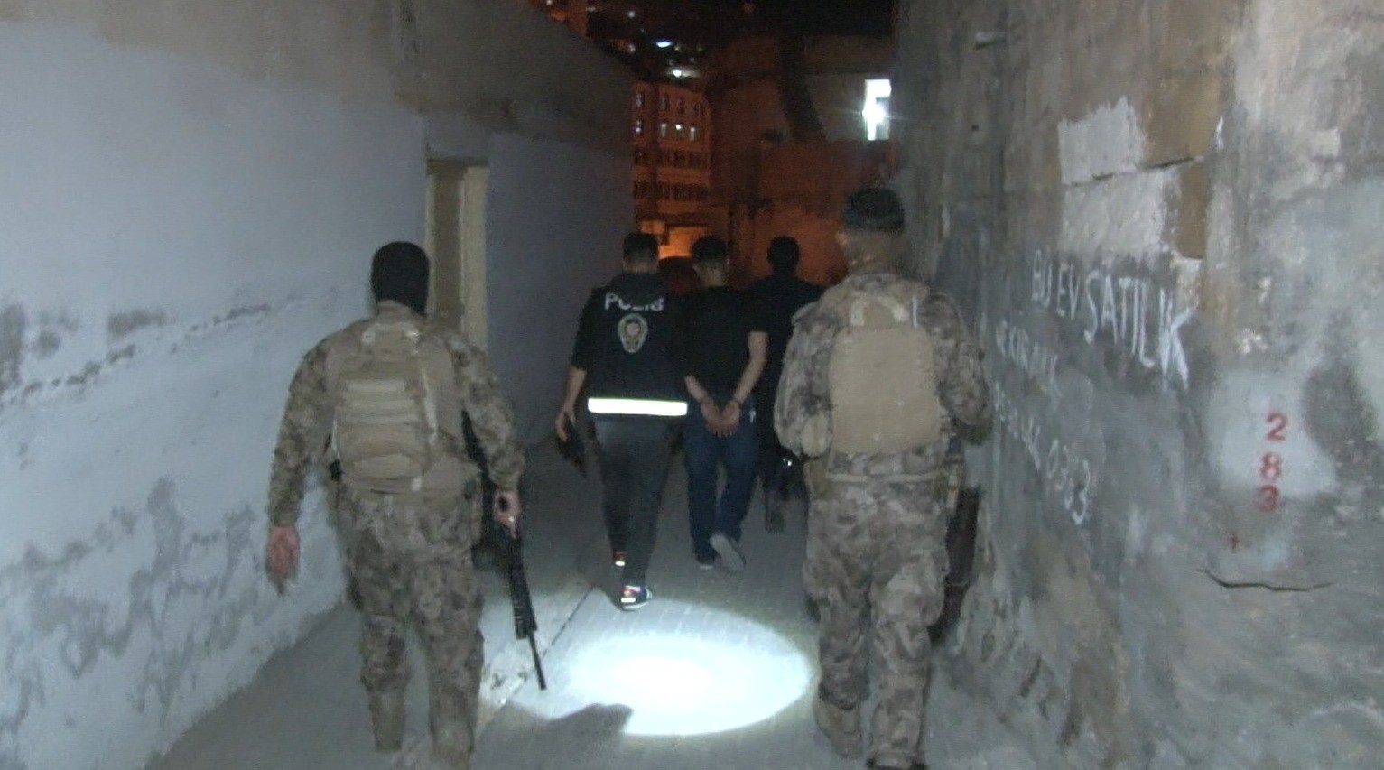 Şanlıurfa'da uyuşturucu operasyonu: 8 gözaltı
