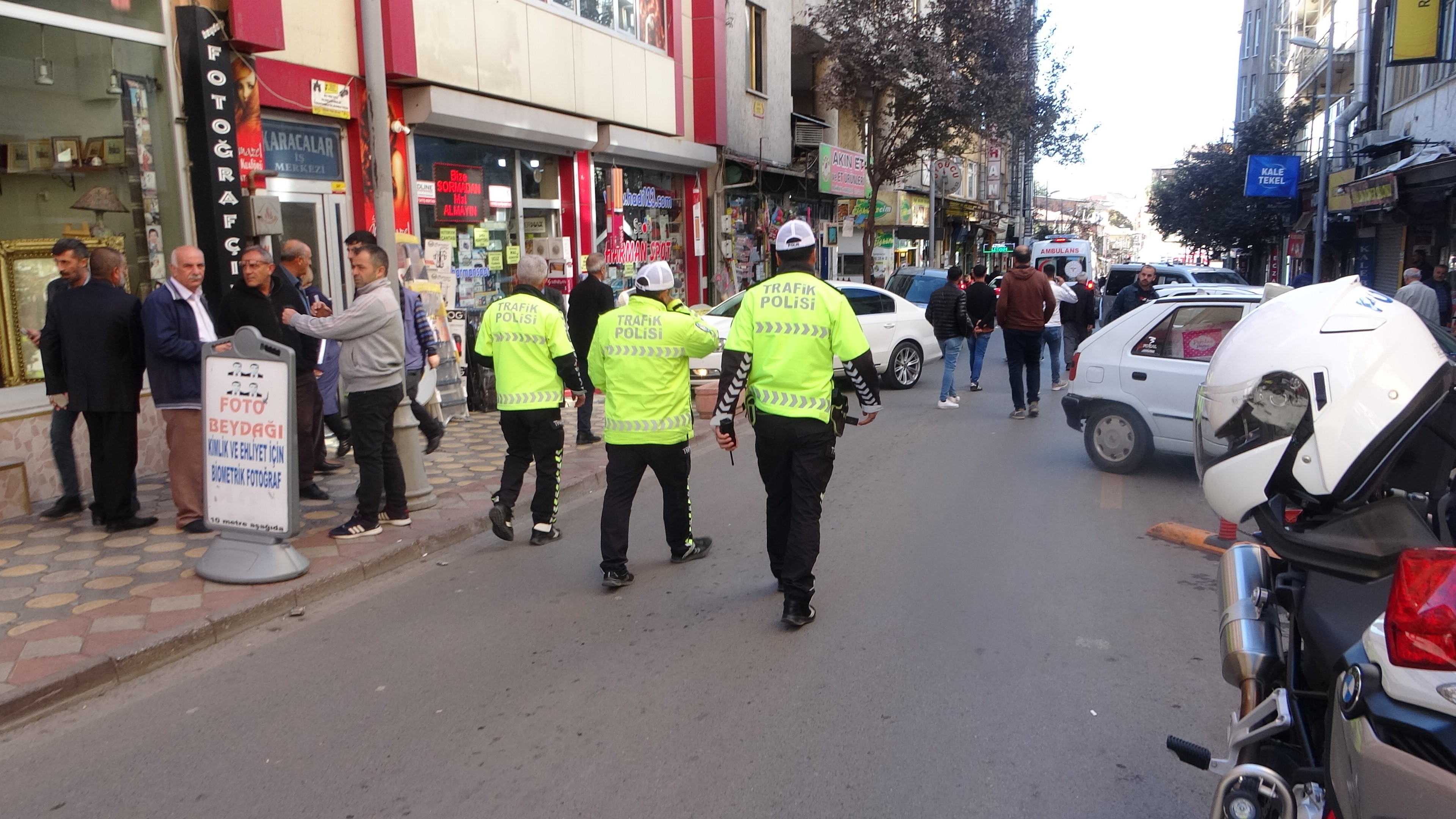 Minibüsün altında kalan kadın metrelerce sürüklendi