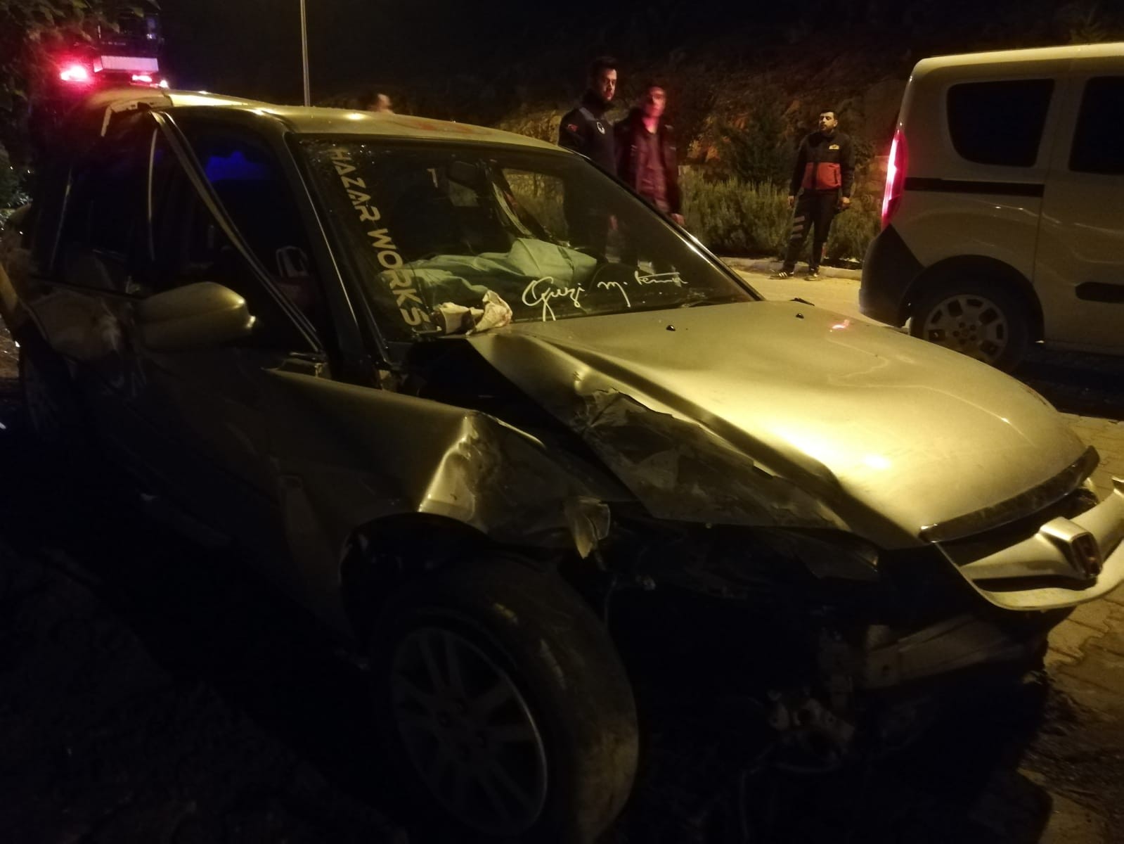 Otomobil istinat duvarına çarptı: 2 yaralı