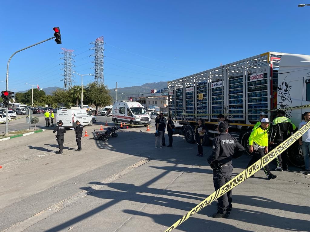 Kamyon elektrikli bisiklete çarptı: 1 ölü, 1 ağır yaralı