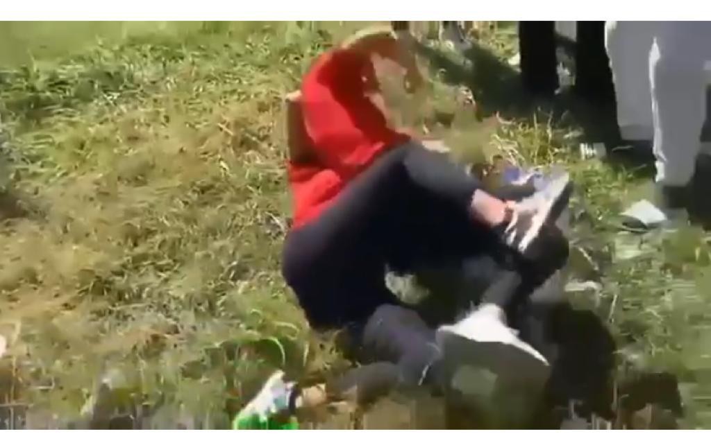 Lise öğrencisi iki genç kızın kavga etmesi anbean görüntülendi