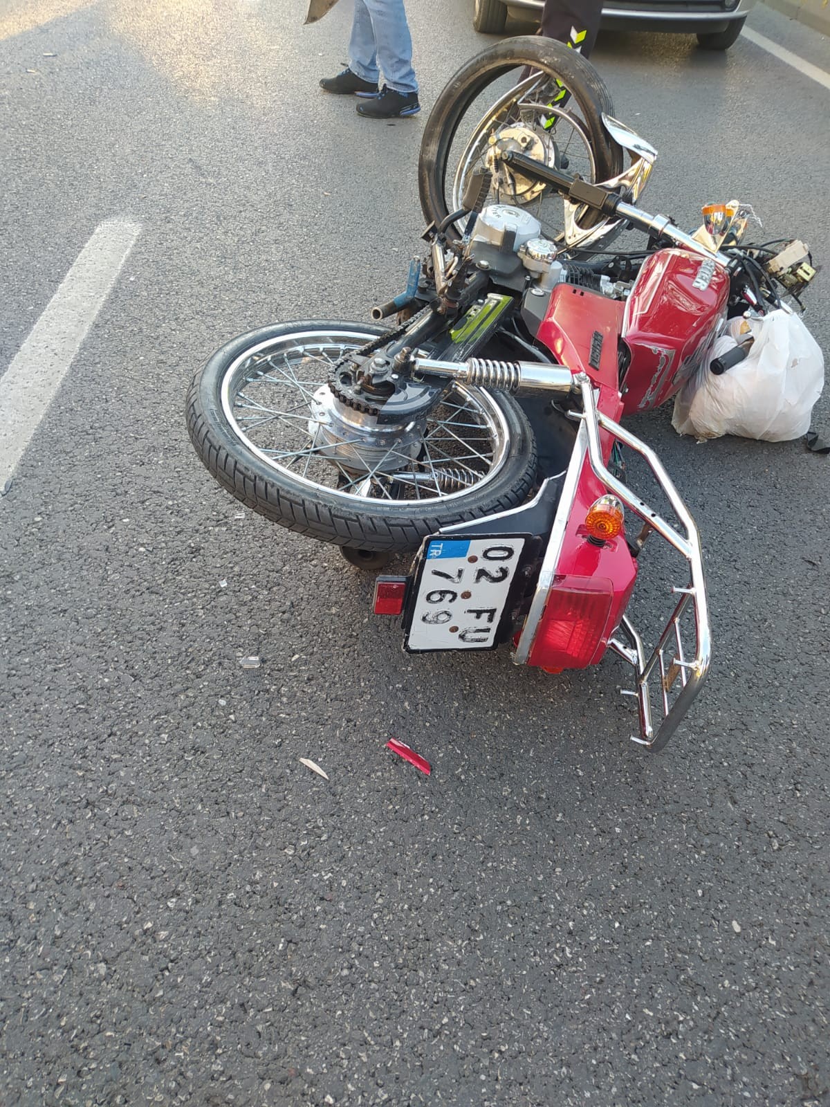 Motosiklet ile otomobil çarpıştı: 1 yaralı