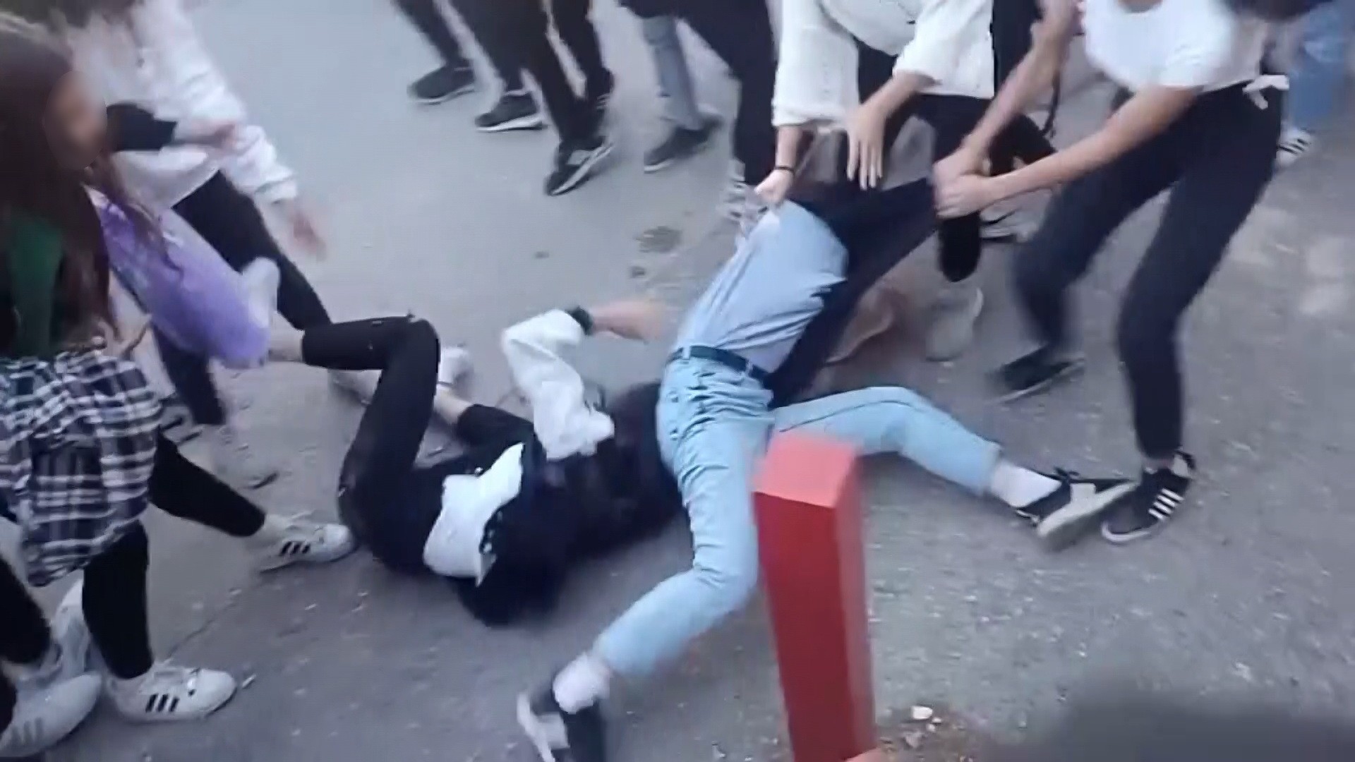 Kız öğrenciler tekme yumrukla birbirine girdiler