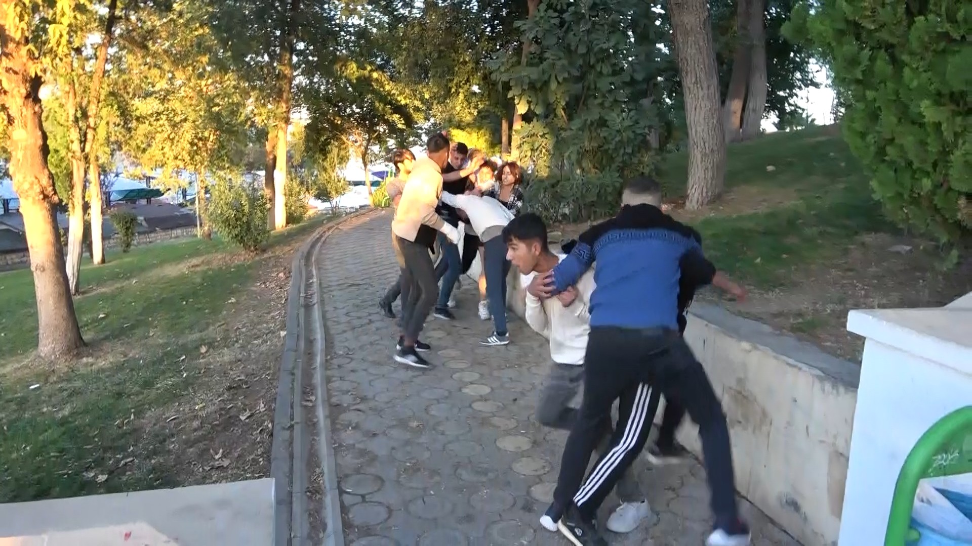 Kızlı, erkekli kavgada yumruk ve tekmeler havada uçuştu