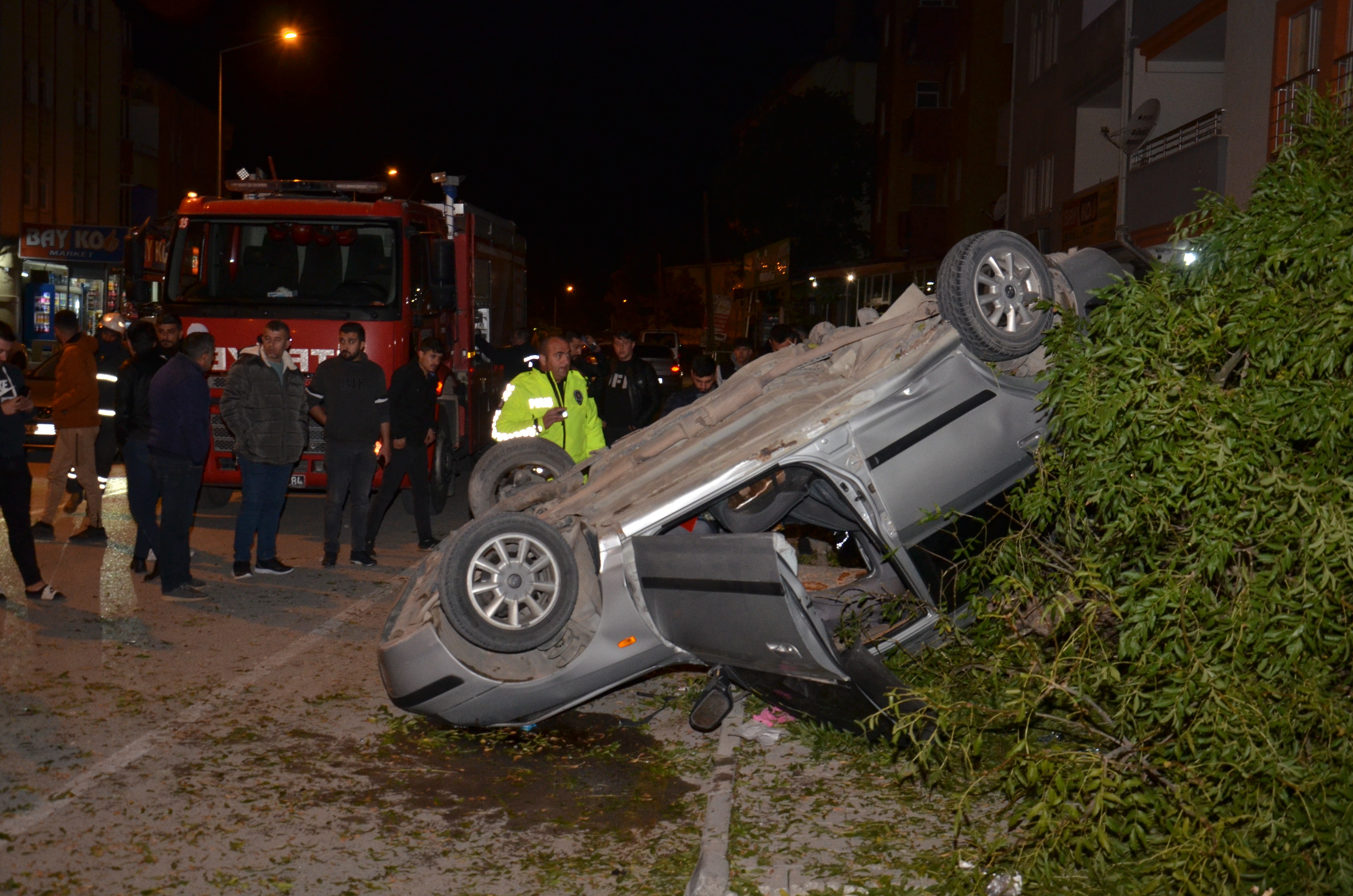 Ağaca çarpıp takla atan otomobilin sürücüsü ağır yaralandı