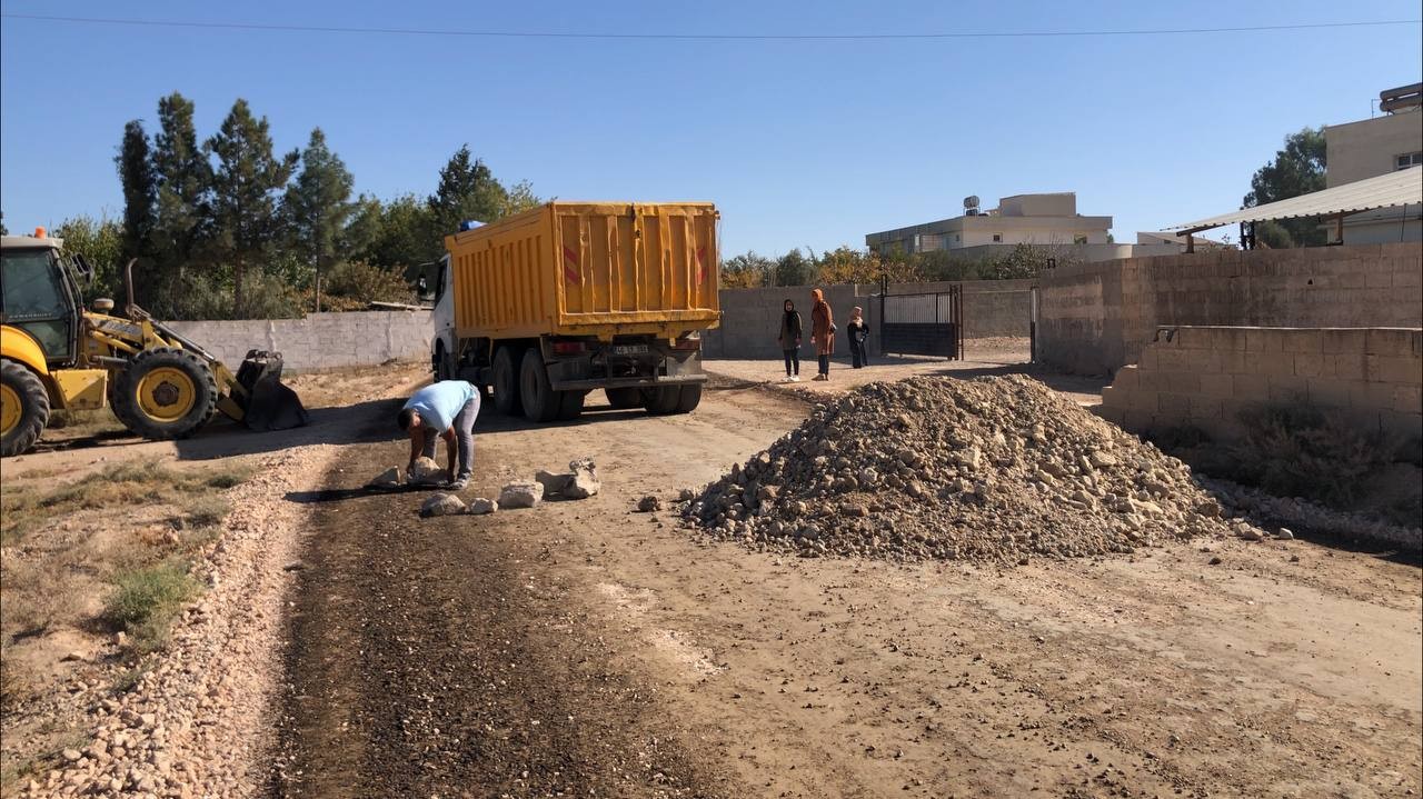 Şanlıurfa'da kamyonlarla toprak döküp yolu kapattılar