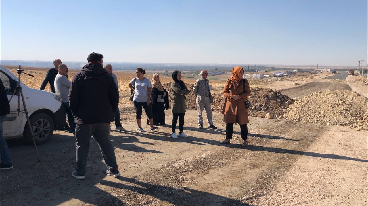 Şanlıurfa'da kamyonlarla toprak döküp yolu kapattılar