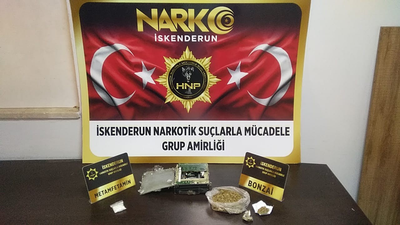 Araba teybinin içinden uyuşturucu çıktı