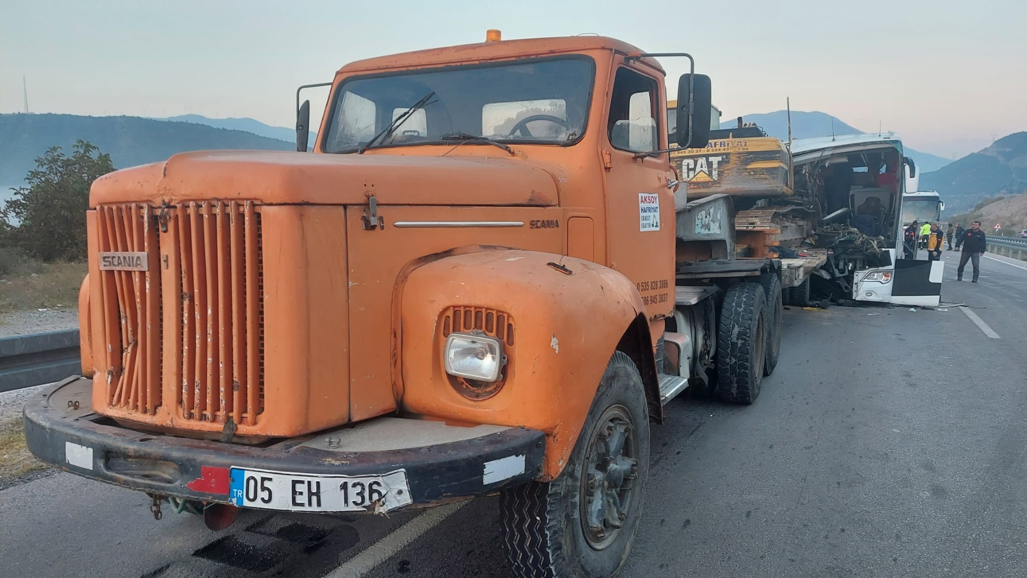 İş makinesini taşıyan tır kaza yaptı: 1 ölü, 10 yaralı