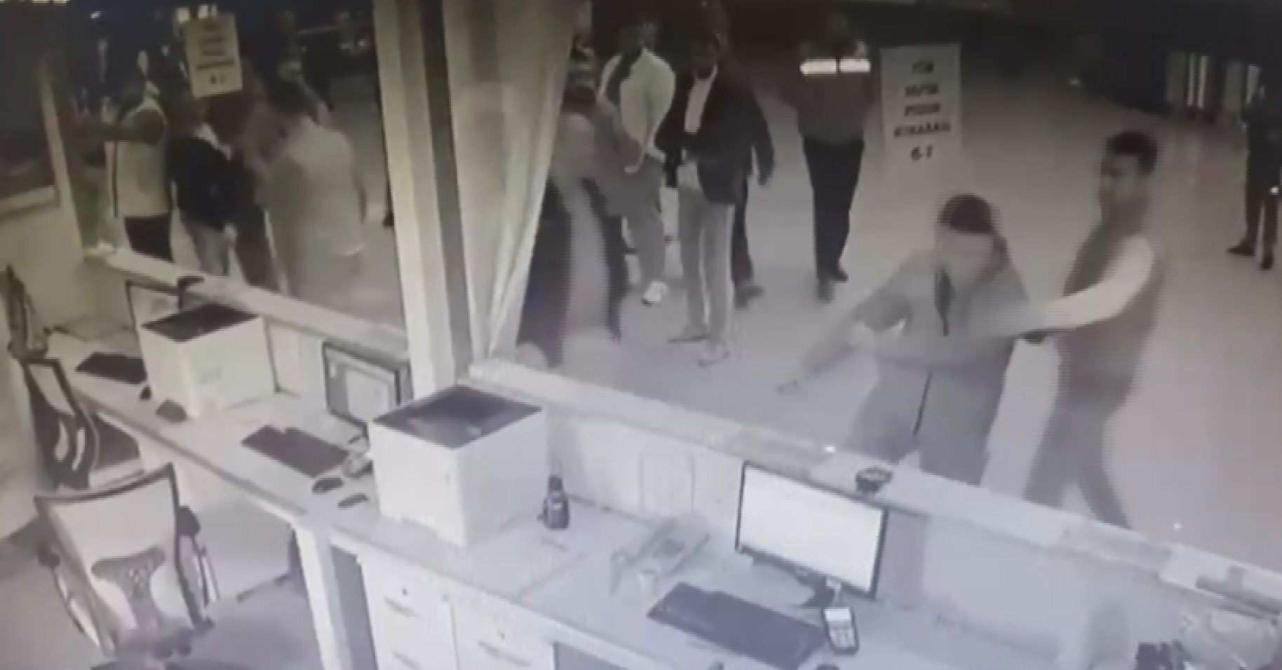 Bilet fiyatlarını düşük tutan firmanın yazıhanesine saldırdılar
