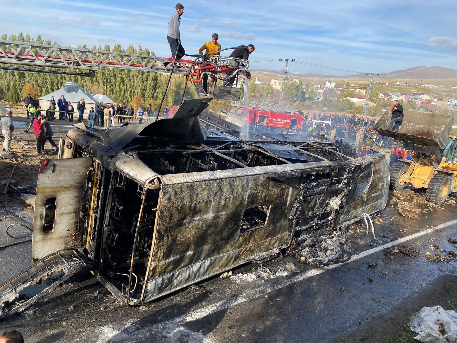 Freni patlayan yolcu otobüsü kamyona çarptı: 7 ölü, 8 yaralı