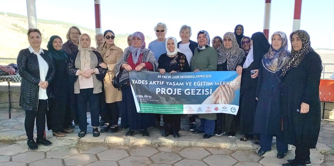 65 Yaş üstü vatandaşlar Urfa'yı doya doya gezdi