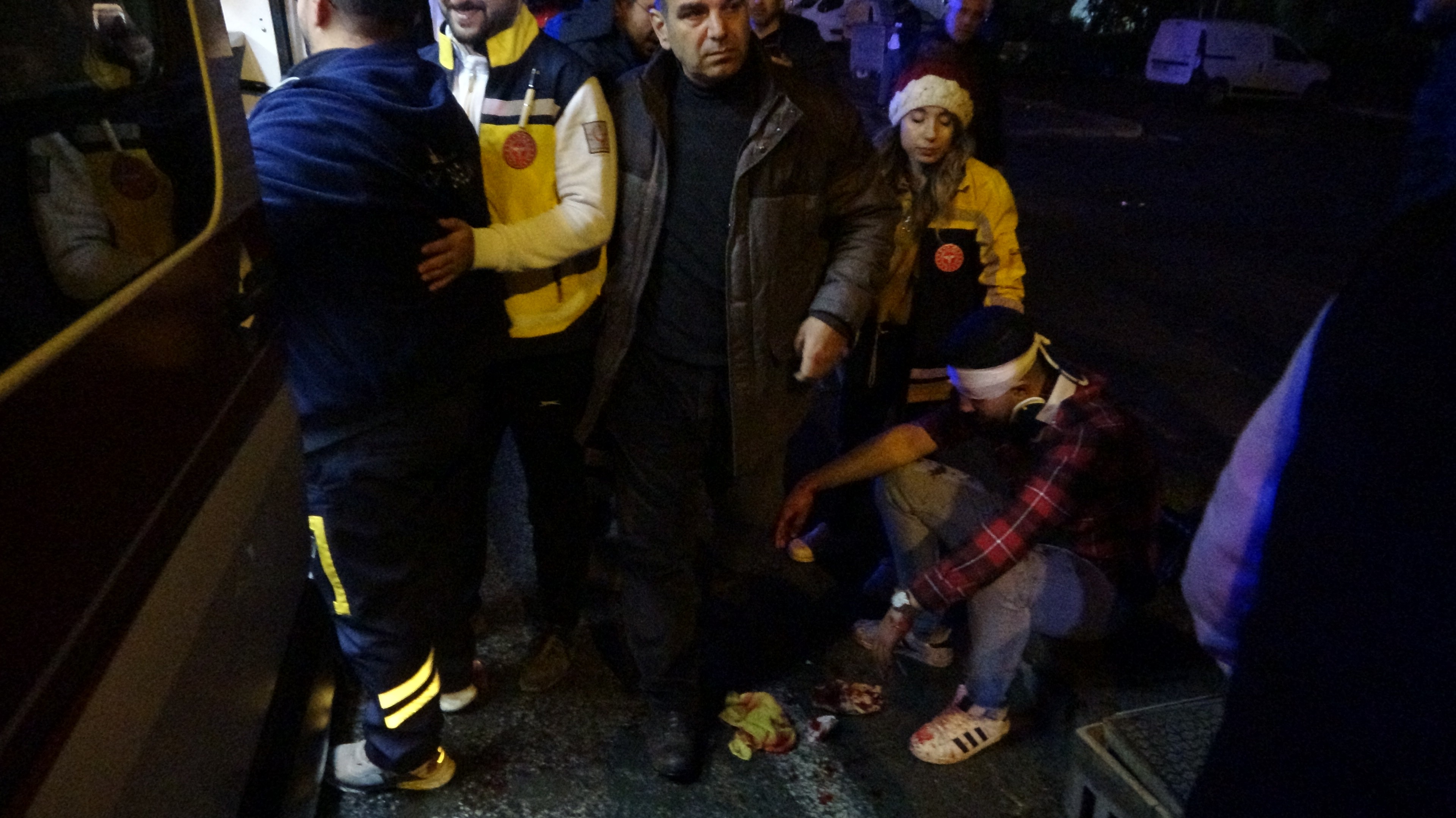Otomobil polis aracına çarptı: 2’si polis 4 yaralı