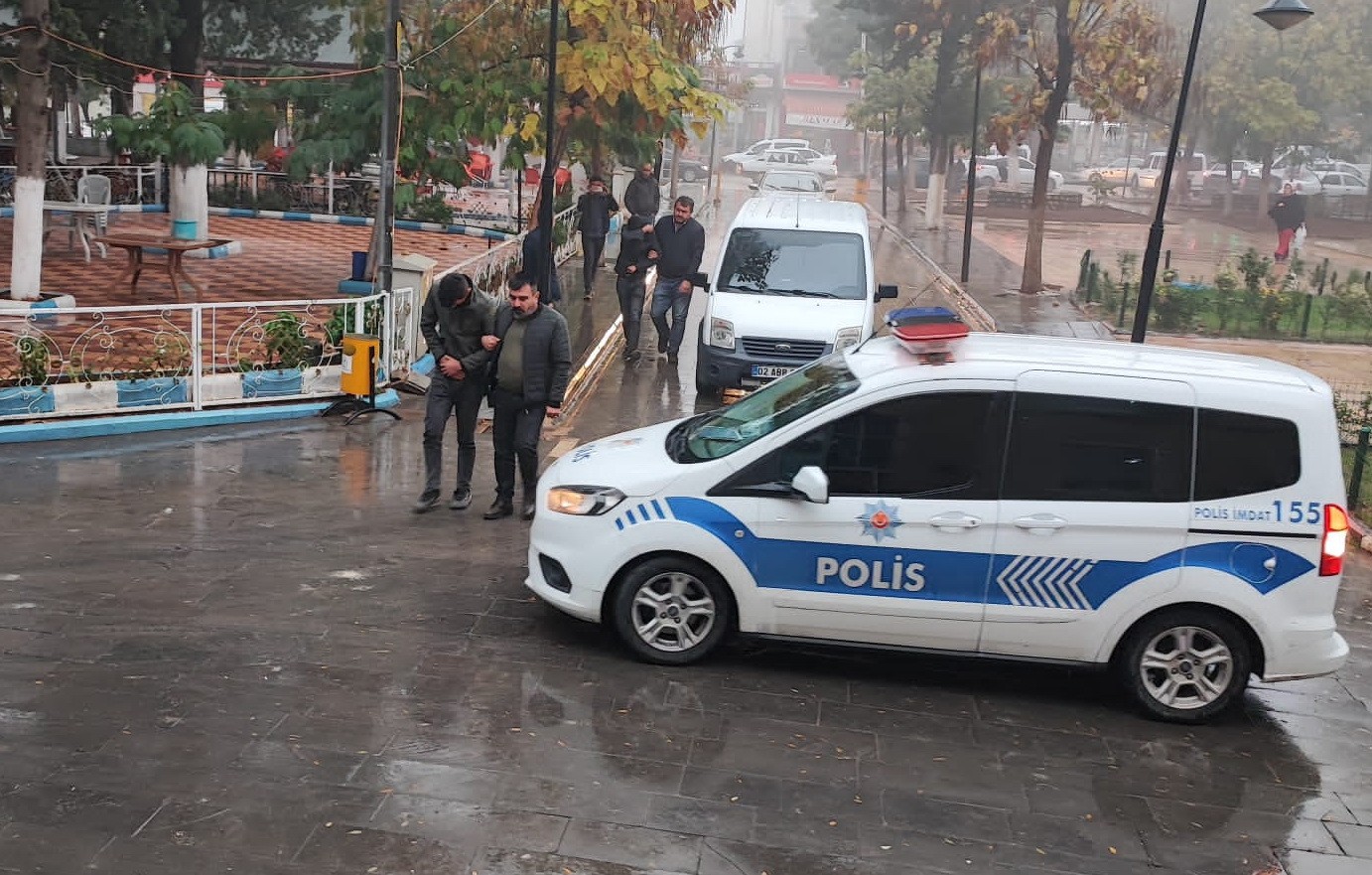 Otomobil hırsızlığı yapan iki kişi yakalandı