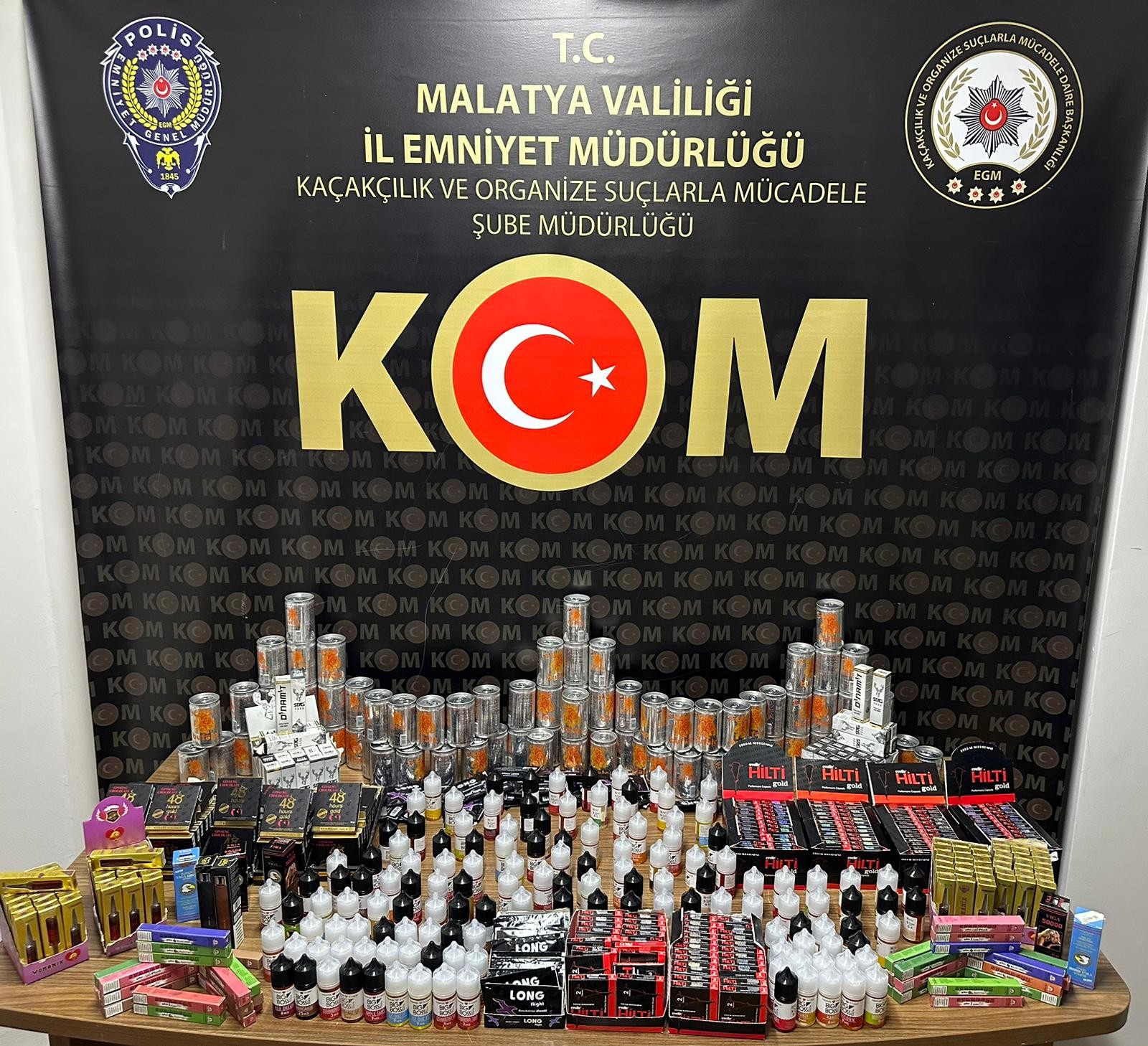 1 kilo kubar esrar ve 3 adet silah ele geçirildi