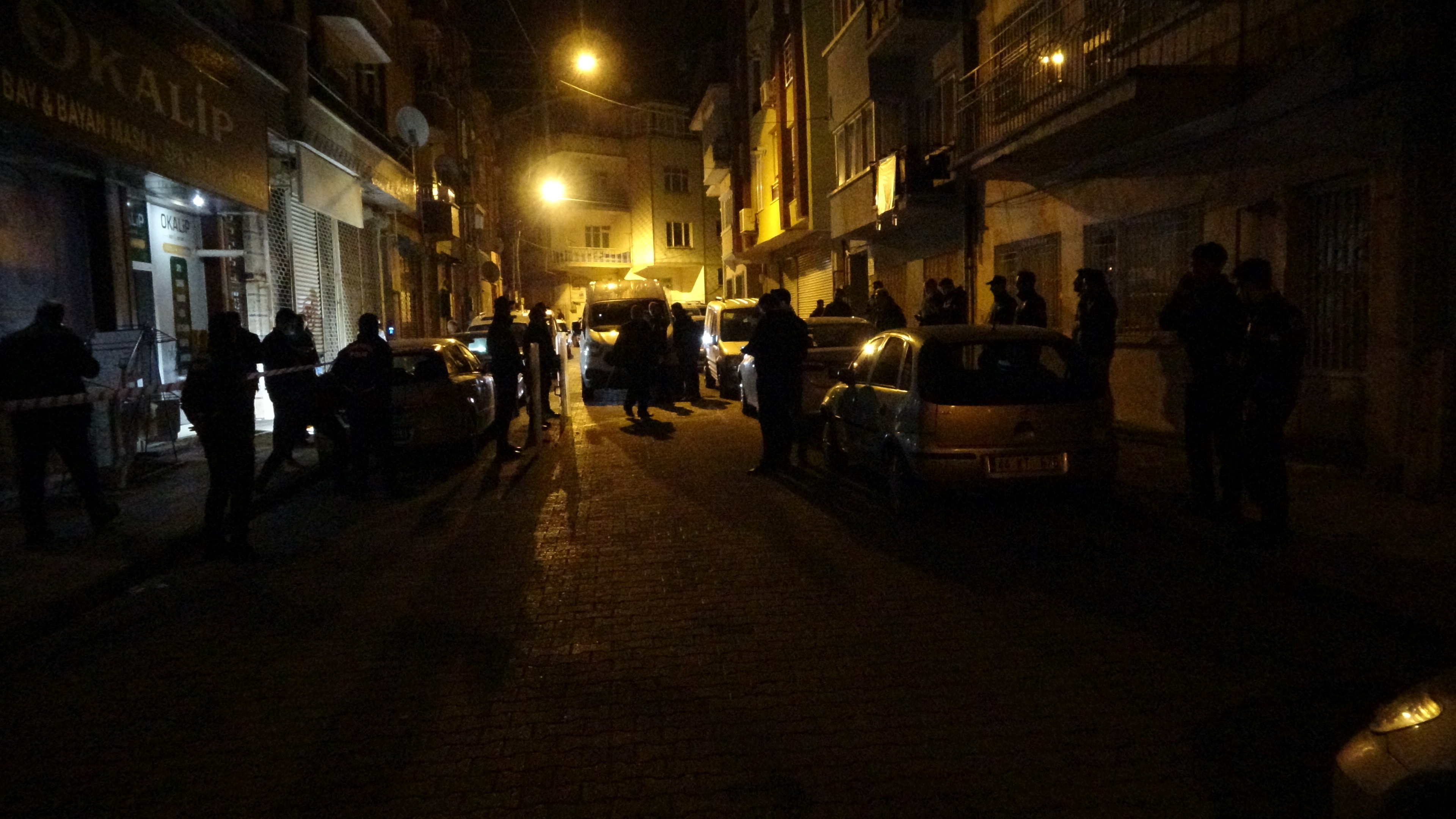 Kavga ihbarına giden polis bacağından vuruldu