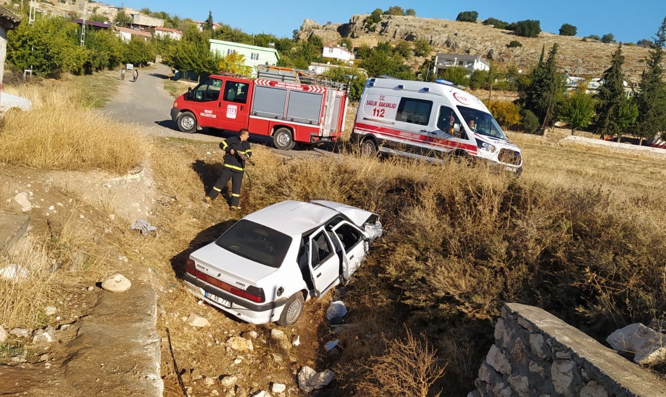 Şarampole yuvarlanan otomobildeki 5 kişi yaralandı