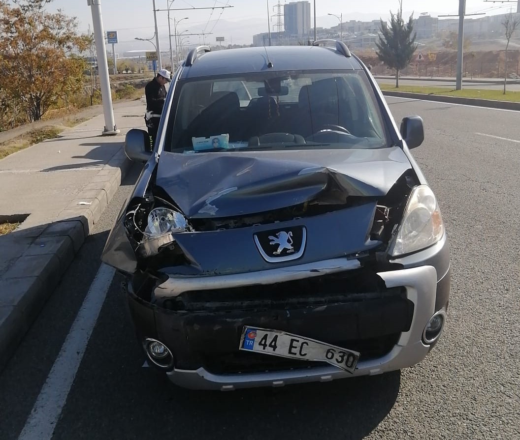 İki ayrı trafik kazasında 3 kişi yaralandı