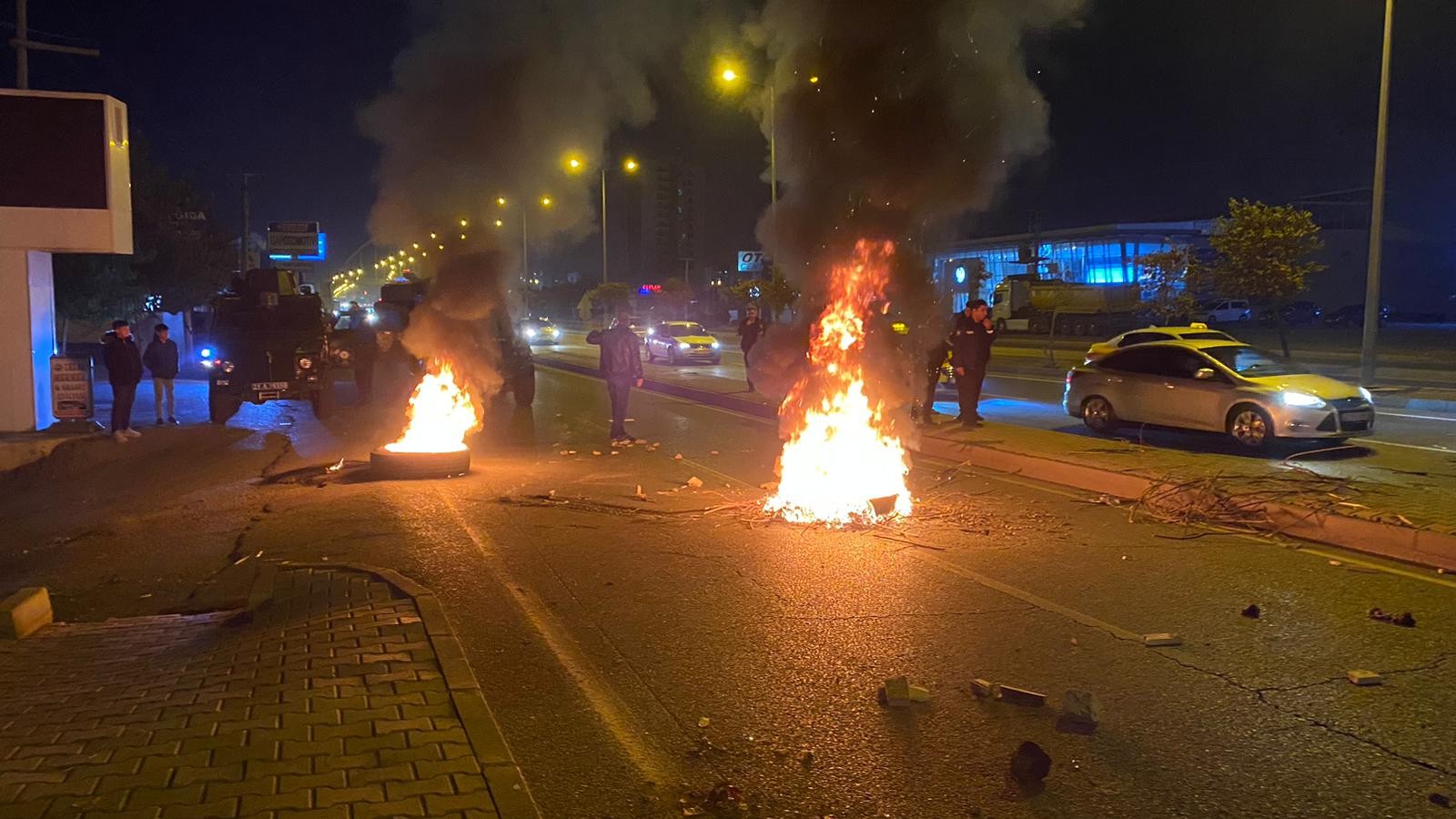 Lastik yaktılar, yolu trafiğe kapattılar