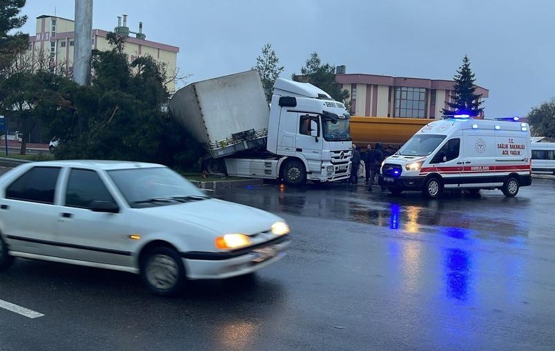 Kamyon ile tır çarpıştı: 1 yaralı