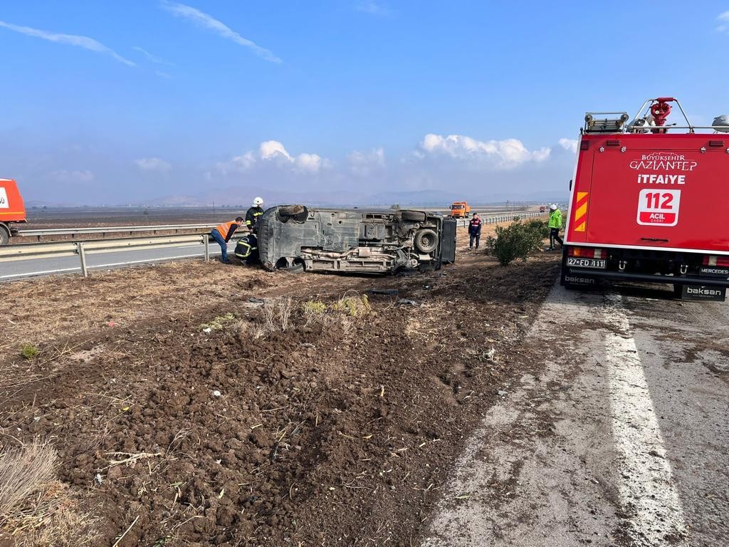 Minibüs yoldan çıktı: 1 ölü, 10 yaralı