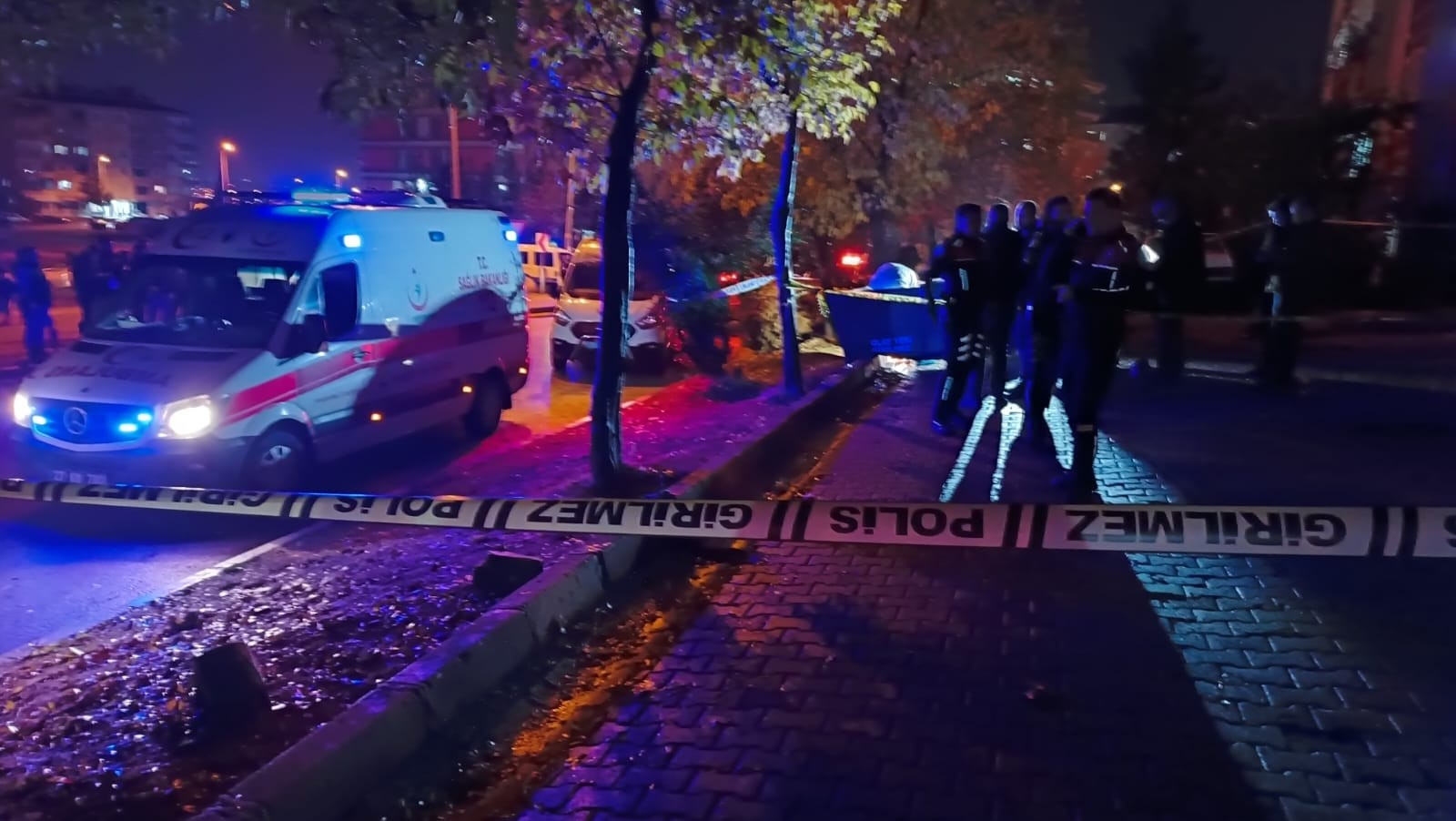 Sokak ortasında eşini öldüren eski polis adliyeye sevk edildi
