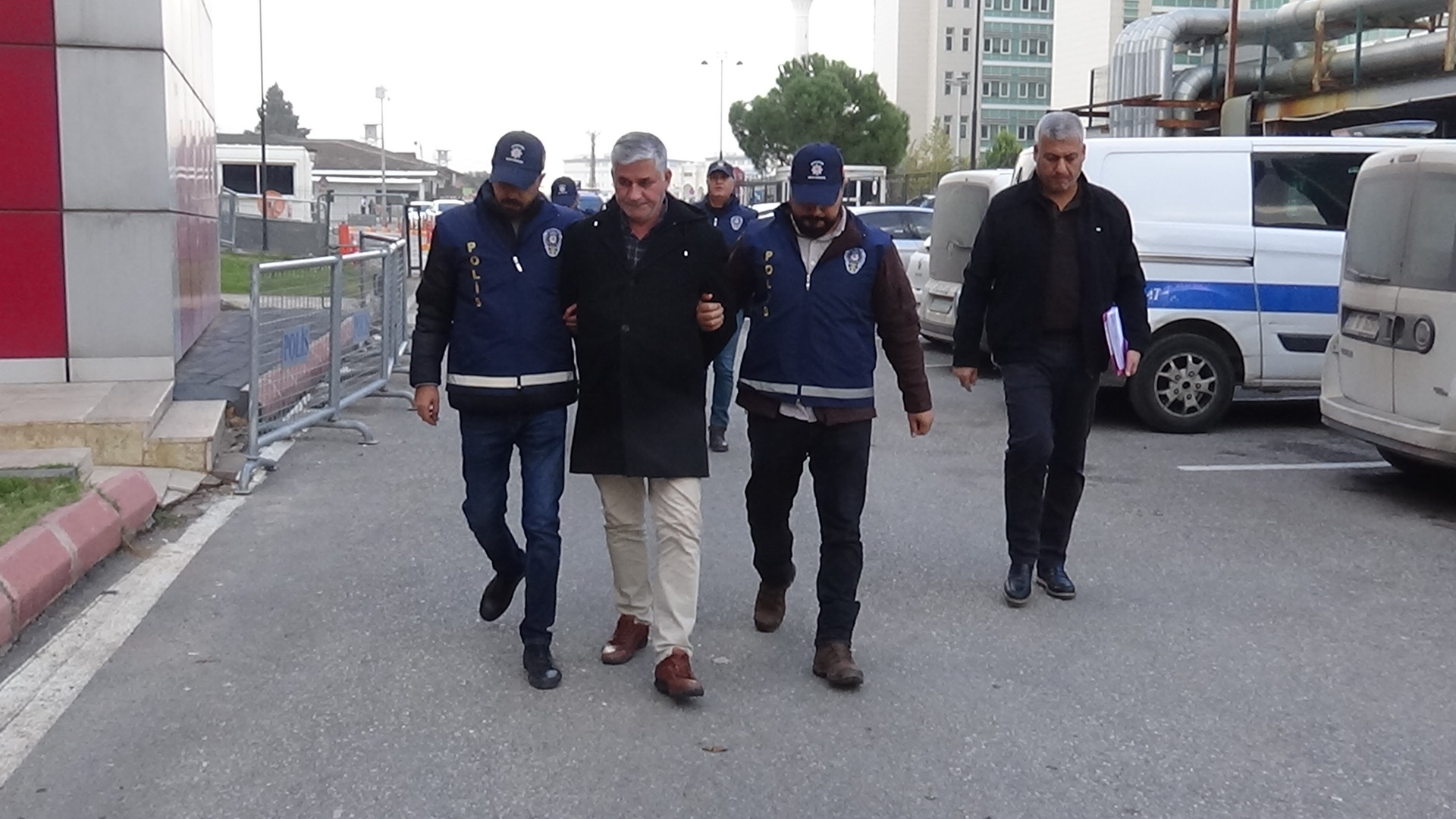 Sokak ortasında eşini öldüren eski polis adliyeye sevk edildi