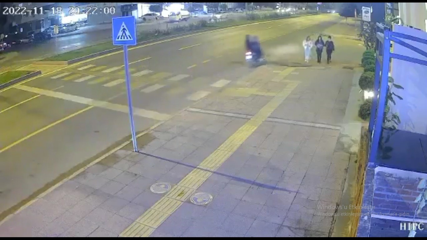 Üniversiteli kızlara yabancı cisim atan motosikletli gençler yakalandı