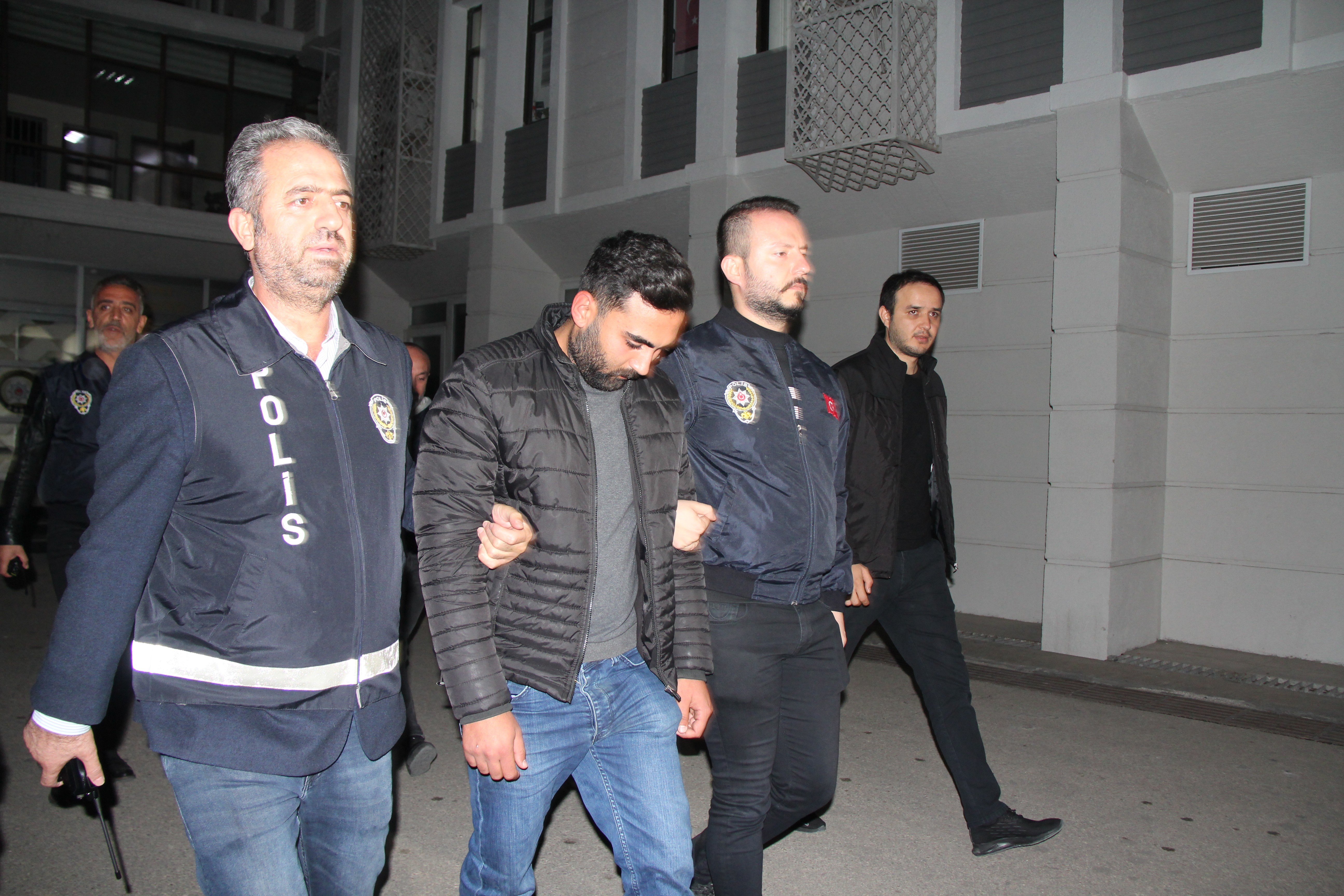 Üniversiteli kızlara yabancı cisim atan motosikletli gençler yakalandı