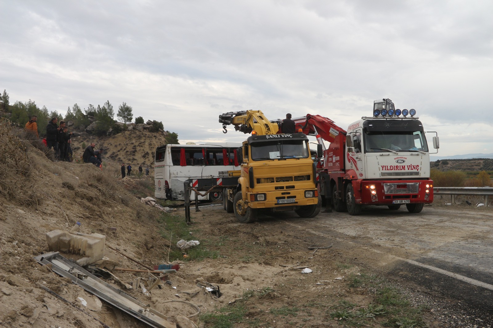 Otobüs kaza yaptı 1'i ağır 10 kişi yaralandı