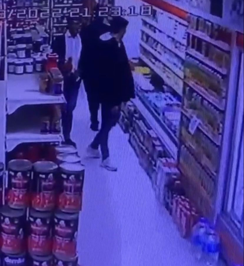 Markette hırsızlık yapan şahıslar güvenlik kamerasına yansıdı