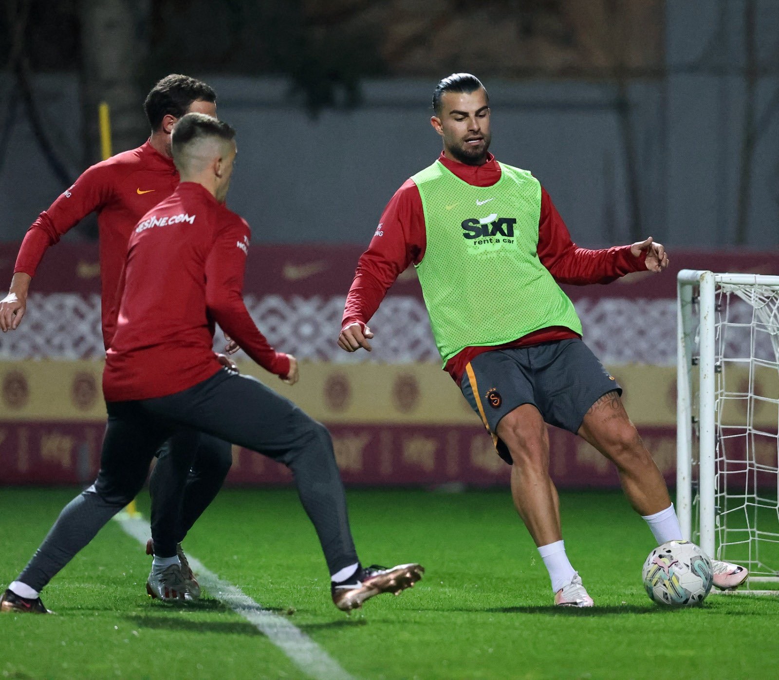 Galatasaray çalışmalarını sürdürüyor