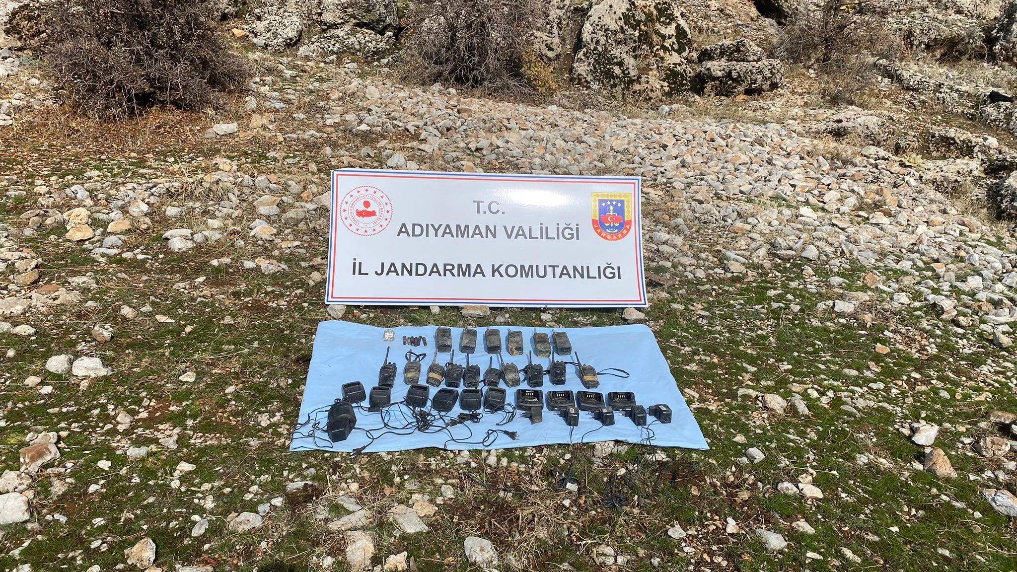 Terör örgütü PKK'ya ait toprağa gömülü telsizler ele geçirildi