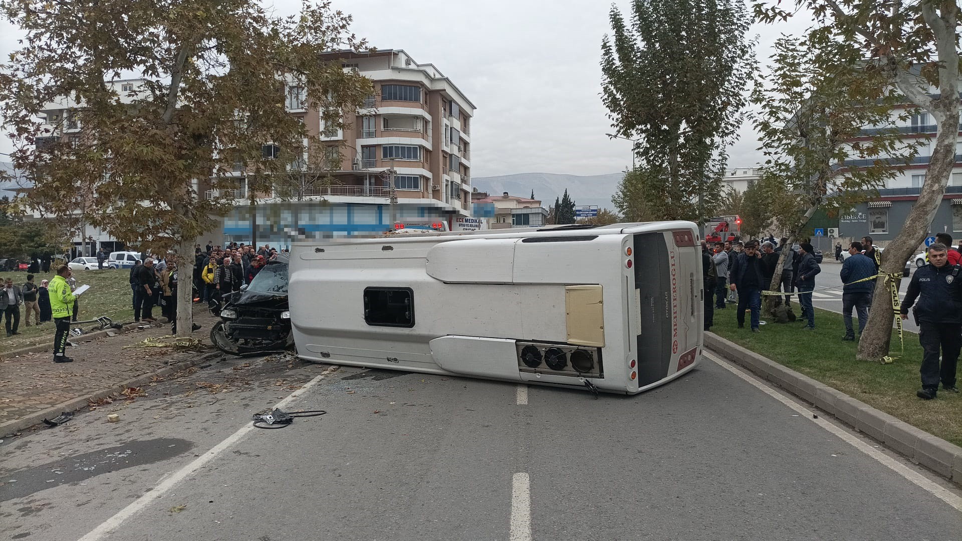 Servis minibüsü ile hafif ticari araç çarpıştı!