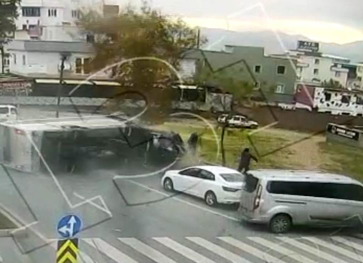 5 aracın karıştığı kazada 10 kişi yaralandı: O anlar kamerada