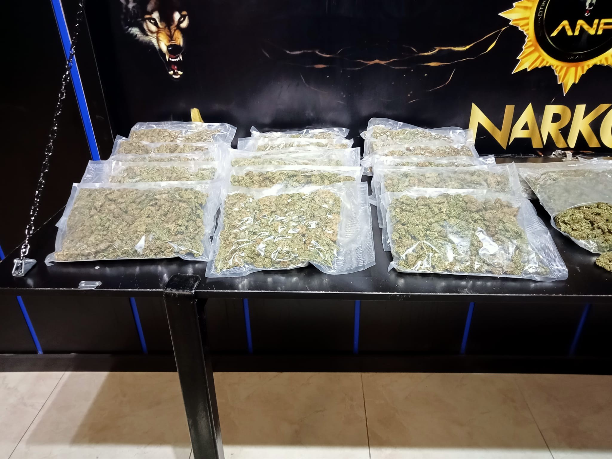 Sargı bezi yüklü tırdan 12 kilo esrar çıktı