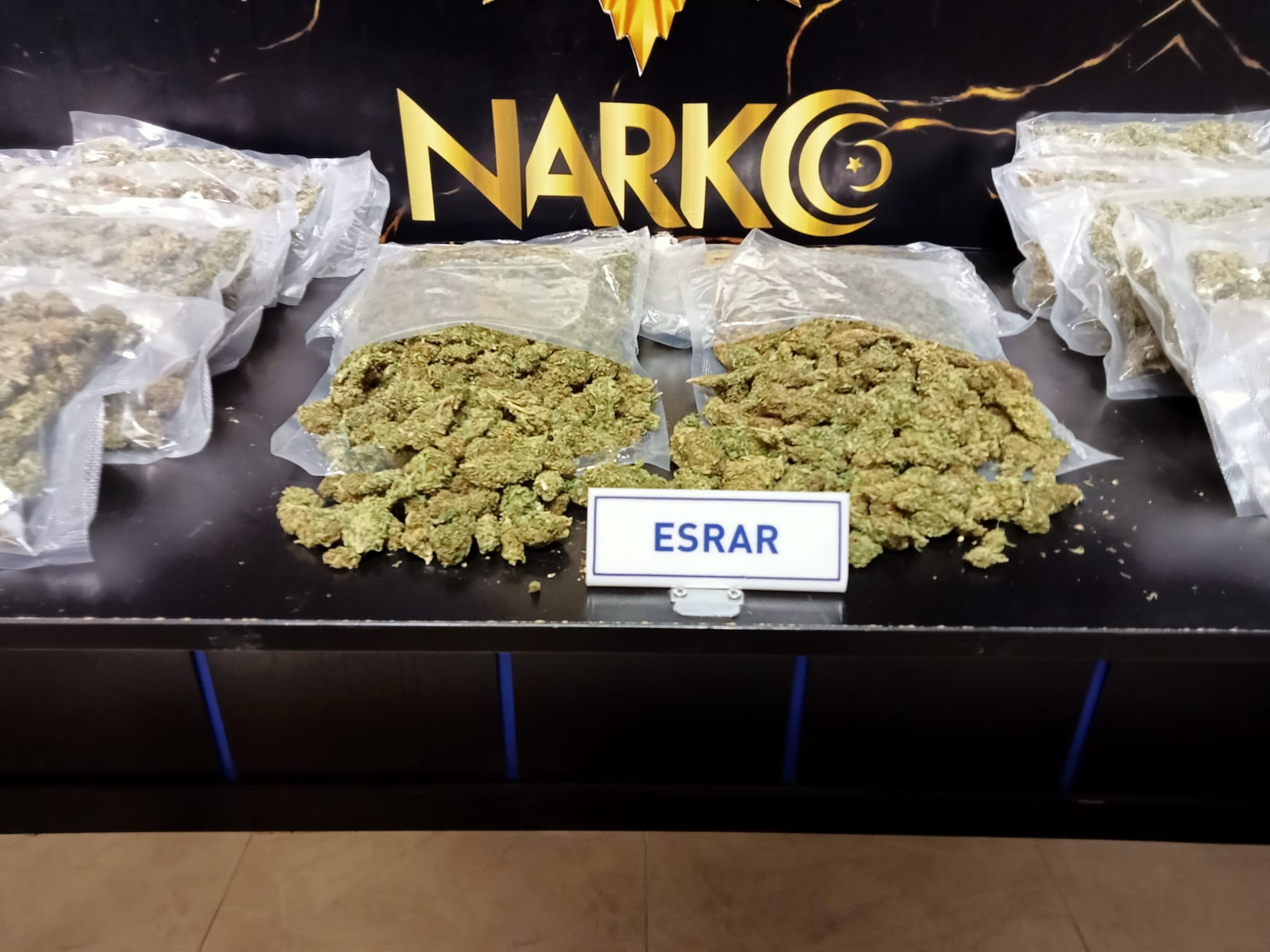 Sargı bezi yüklü tırdan 12 kilo esrar çıktı