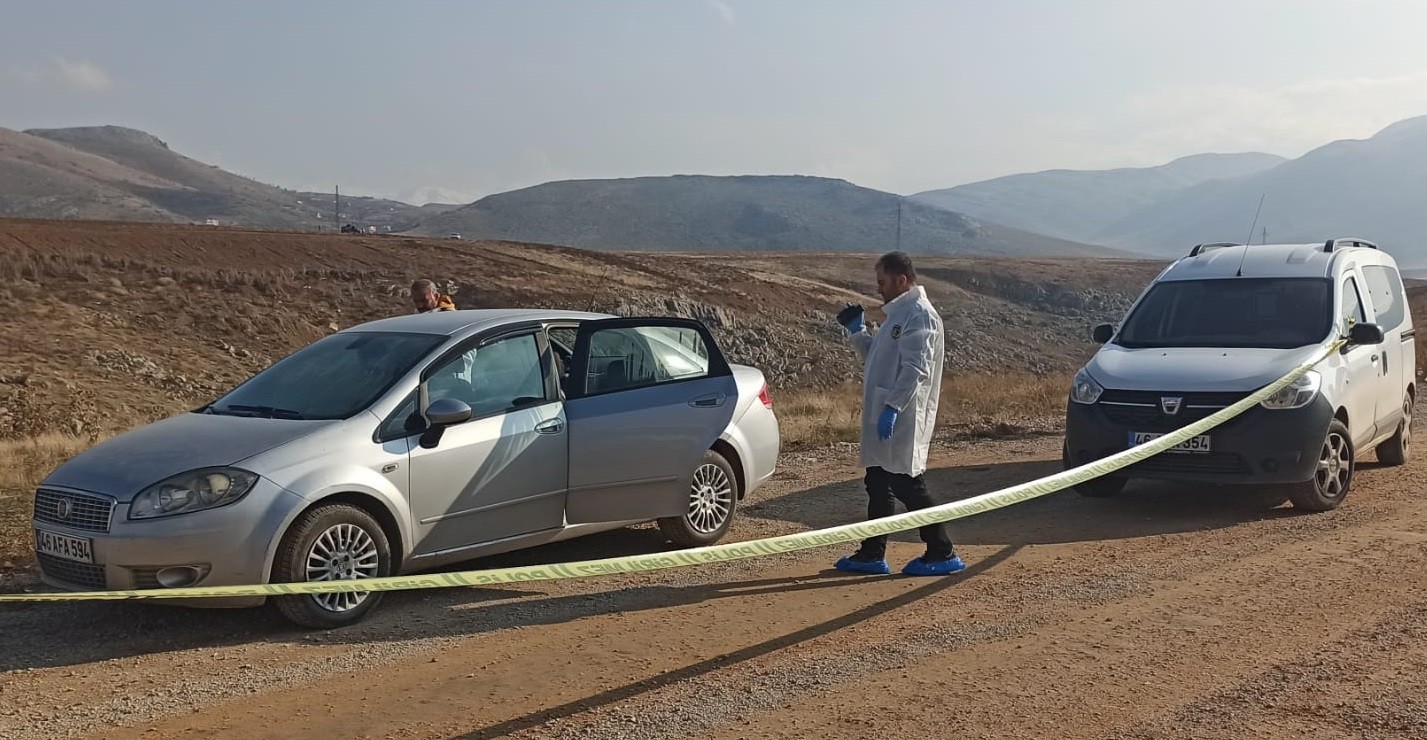 Park halindeki araçta ceset bulundu