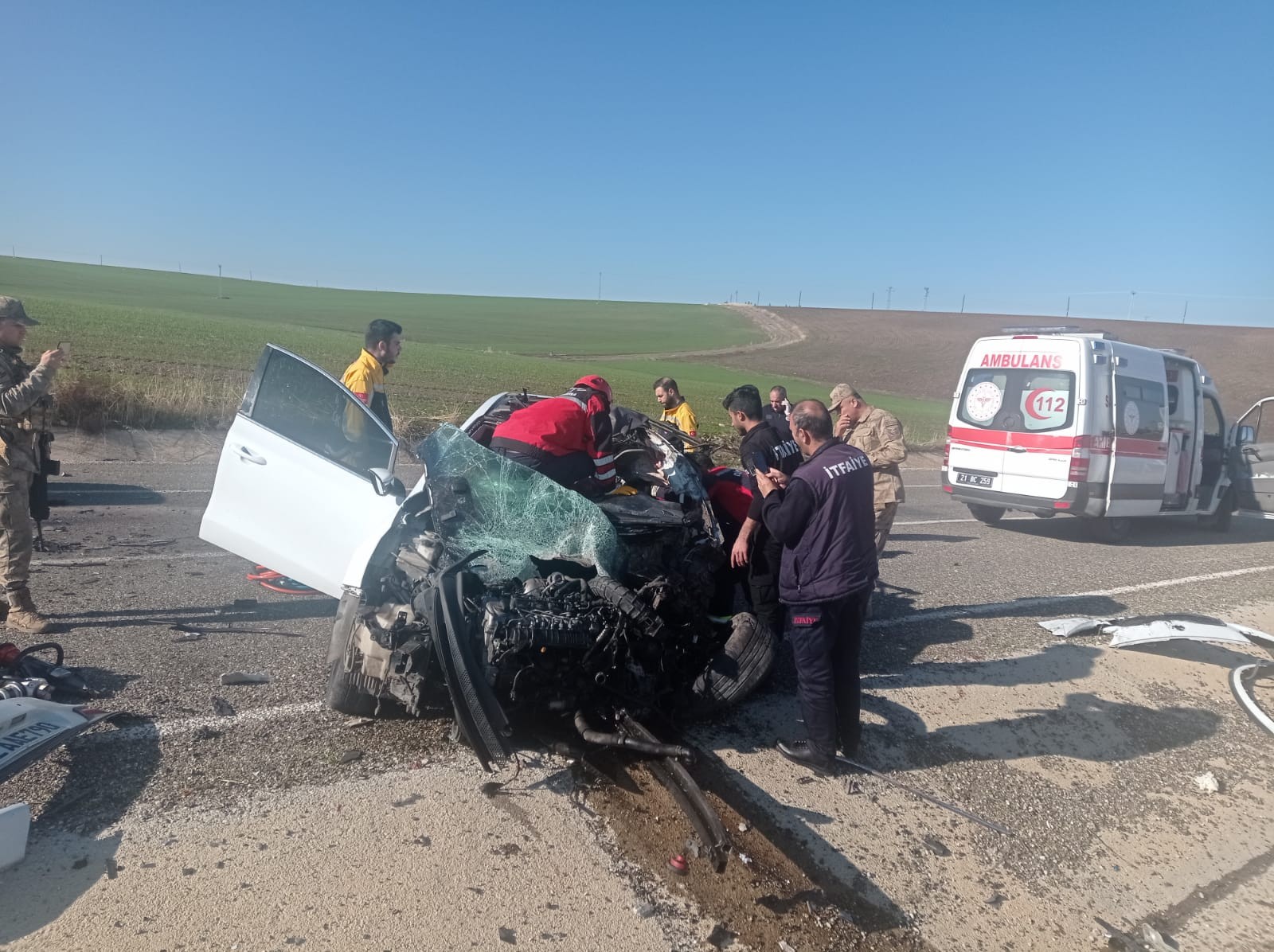 Otomobil ile tır kafa kafaya çarpıştı: 1 ölü, 2 yaralı