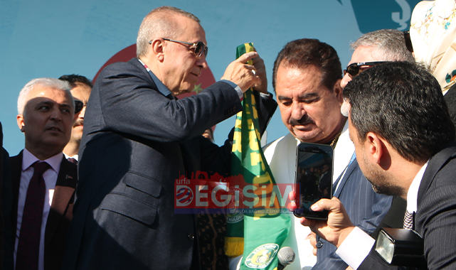 Tatlıses sevenlerini Ak Parti mitinginde coşturdu