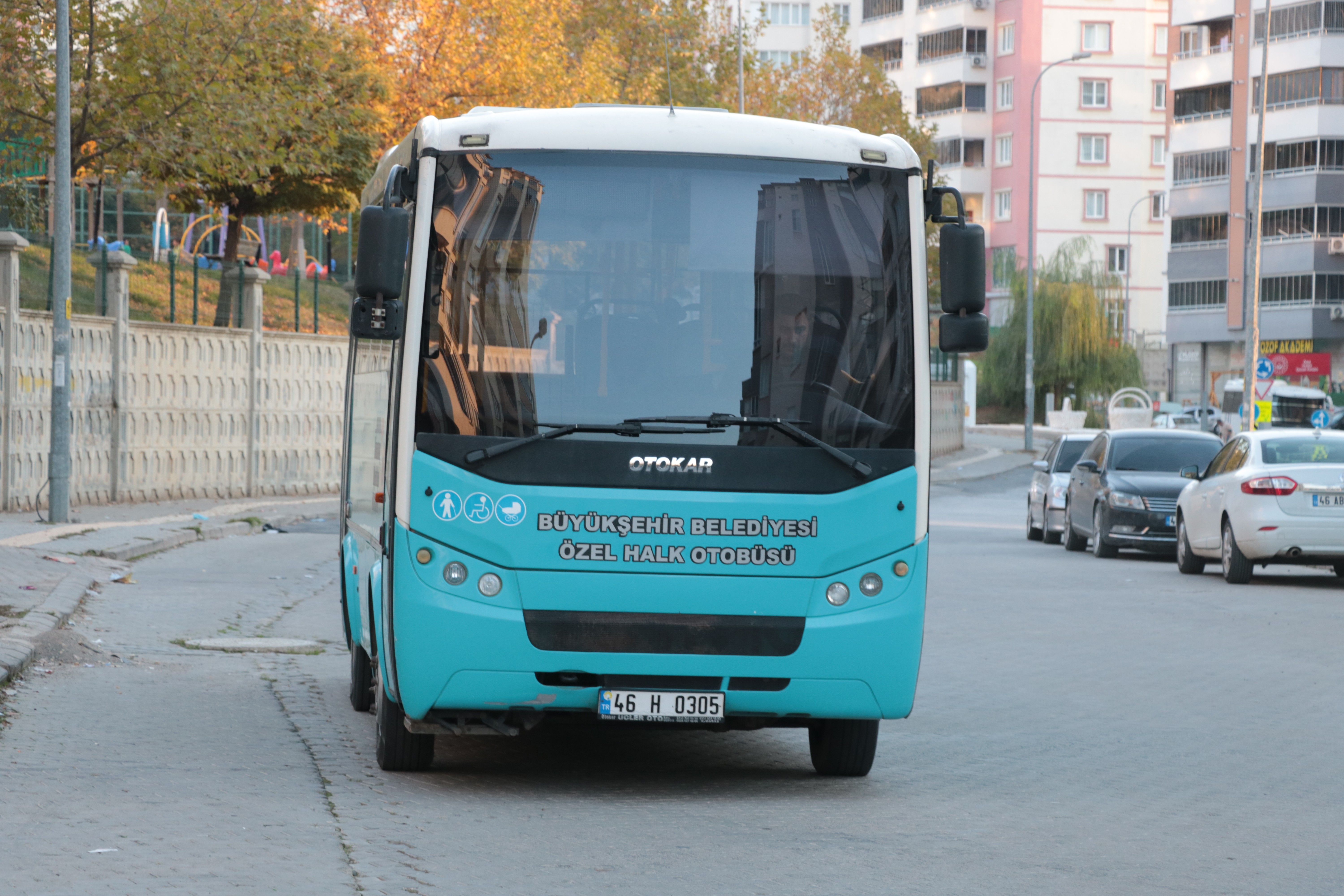 Halk otobüsüne saldırı anbean güvenlik kamerasına yansıdı