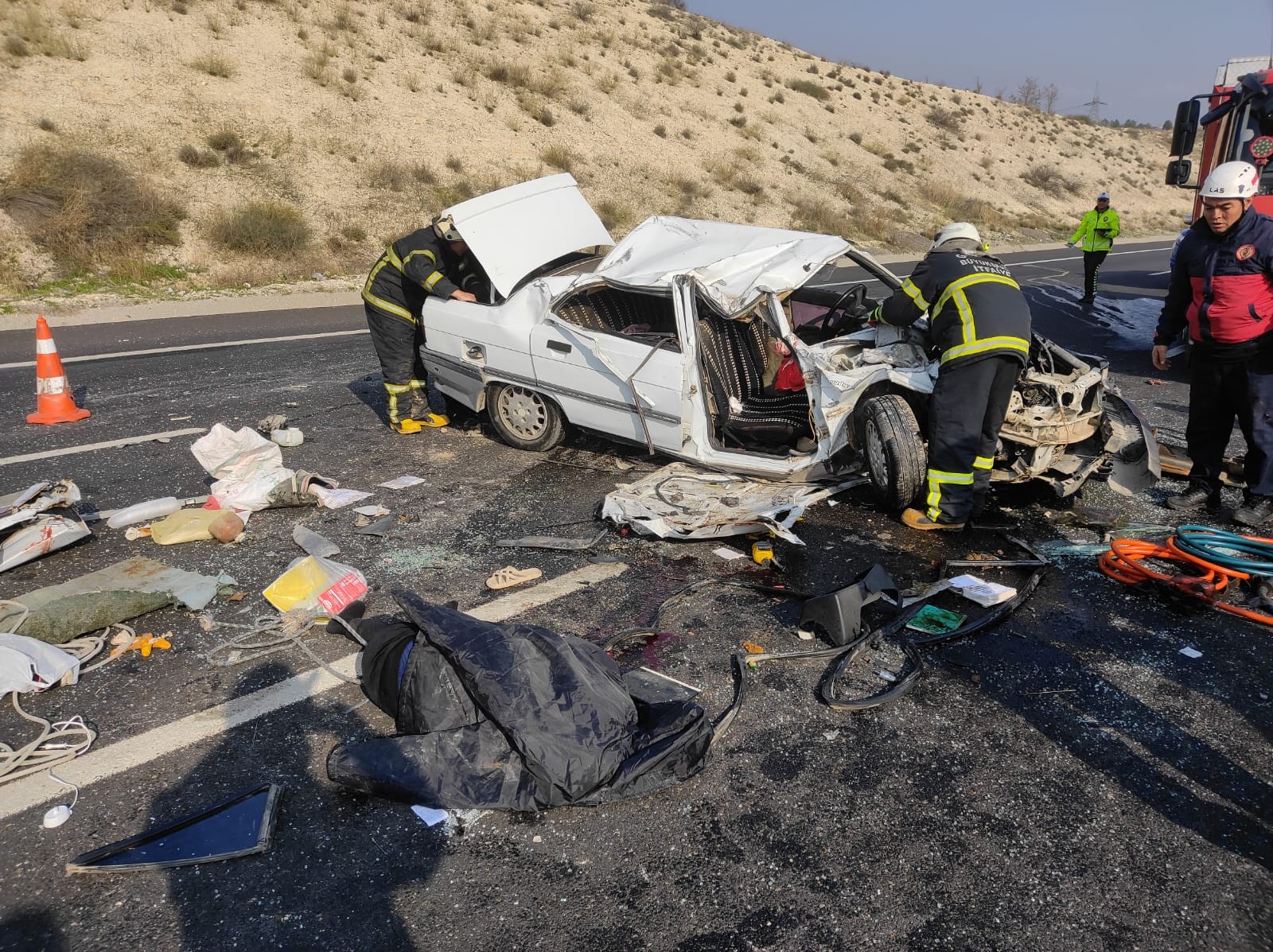 Şanlıurfa-Gaziantep otoyolunda feci kaza: 1 ölü, 2 ağır yaralı