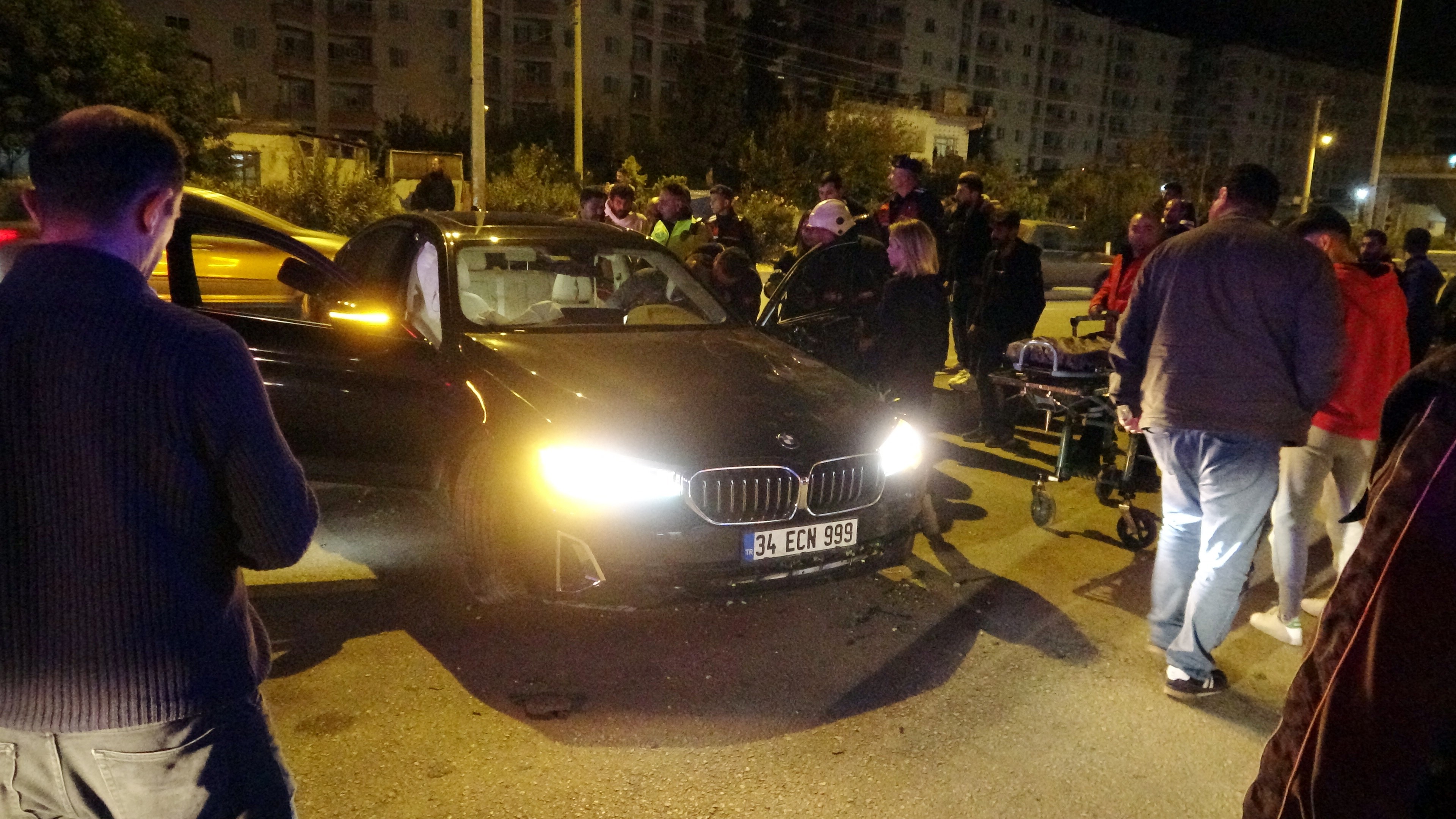 Kontrolden çıkan lüks otomobil aydınlatma direğine çarptı