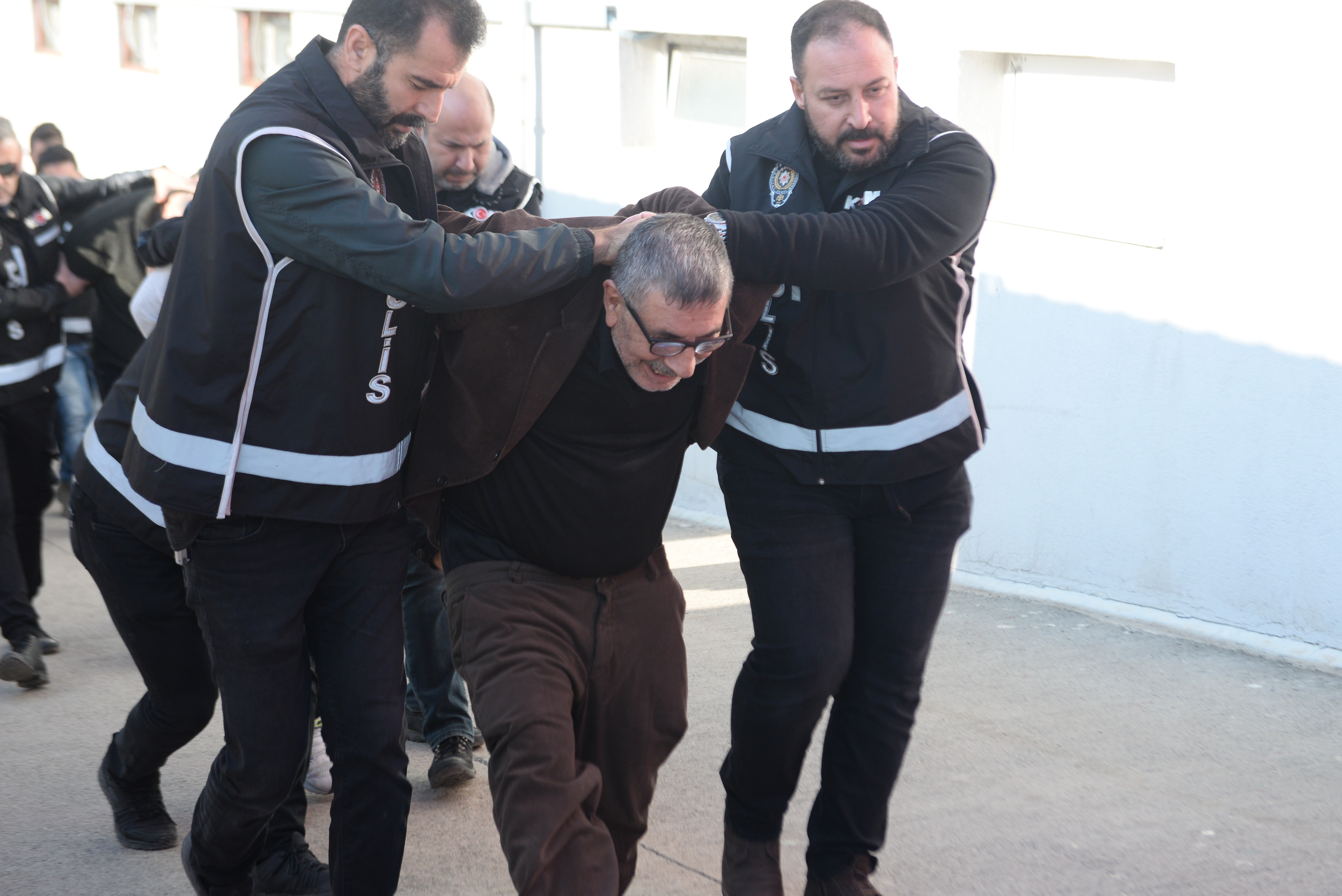 Faize para verip ödeyemeyenleri tehdit eden 6 zanlı tutuklandı