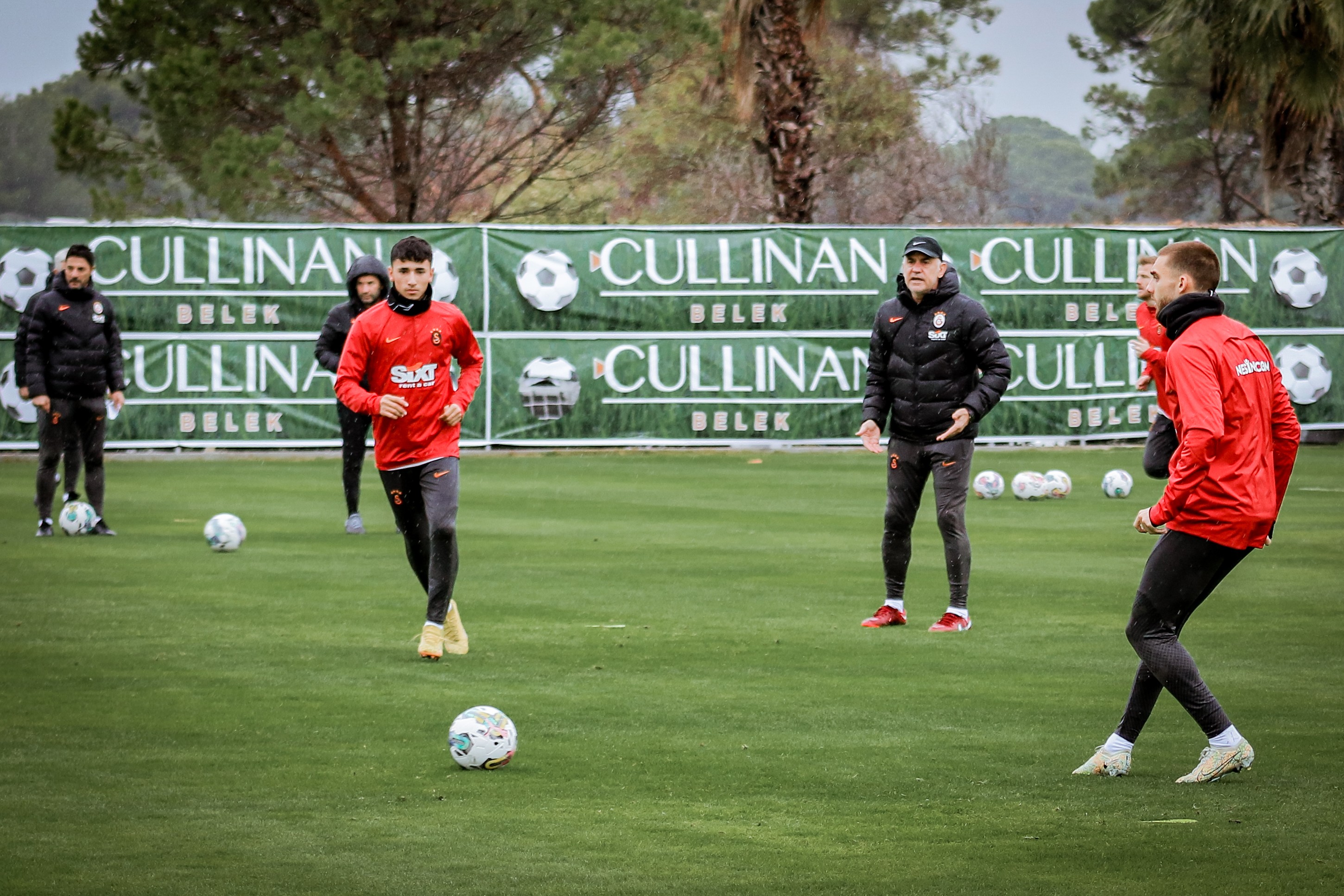 Galatasaray, Antalya'daki çalışmalarını yağmur altında sürdürdü