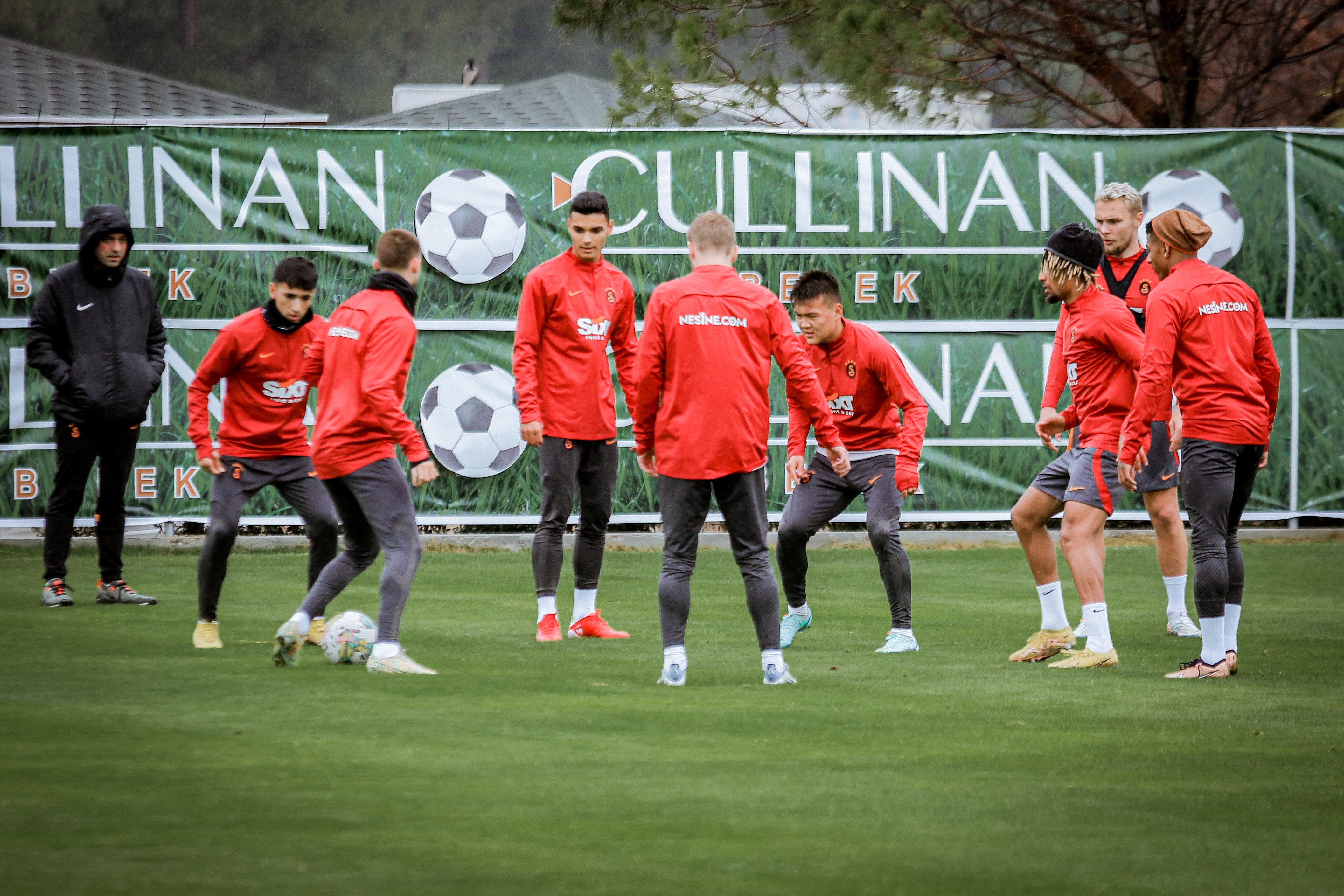 Galatasaray, Antalya'daki çalışmalarını yağmur altında sürdürdü
